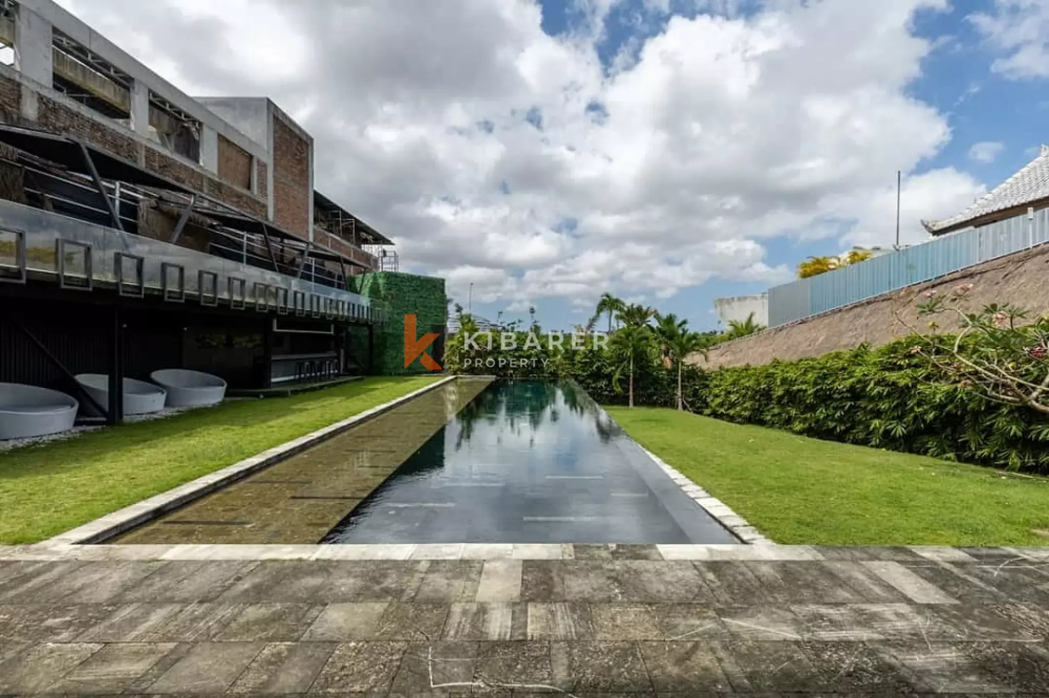 Vila Artistik Empat Kamar Tidur dengan Kolam Renang Infinity di Area Pererenan