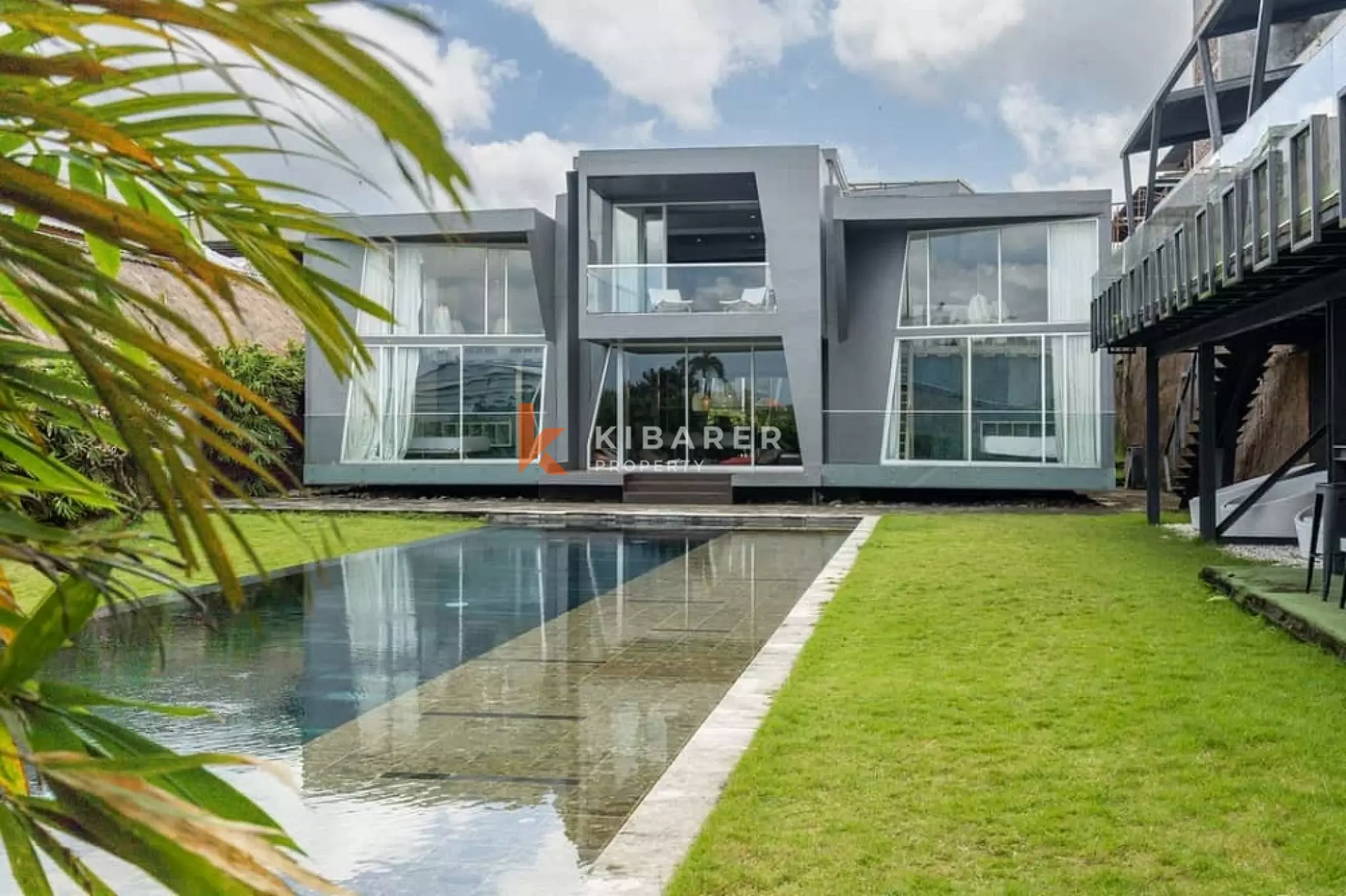 Vila Artistik Empat Kamar Tidur dengan Kolam Renang Infinity di Area Pererenan