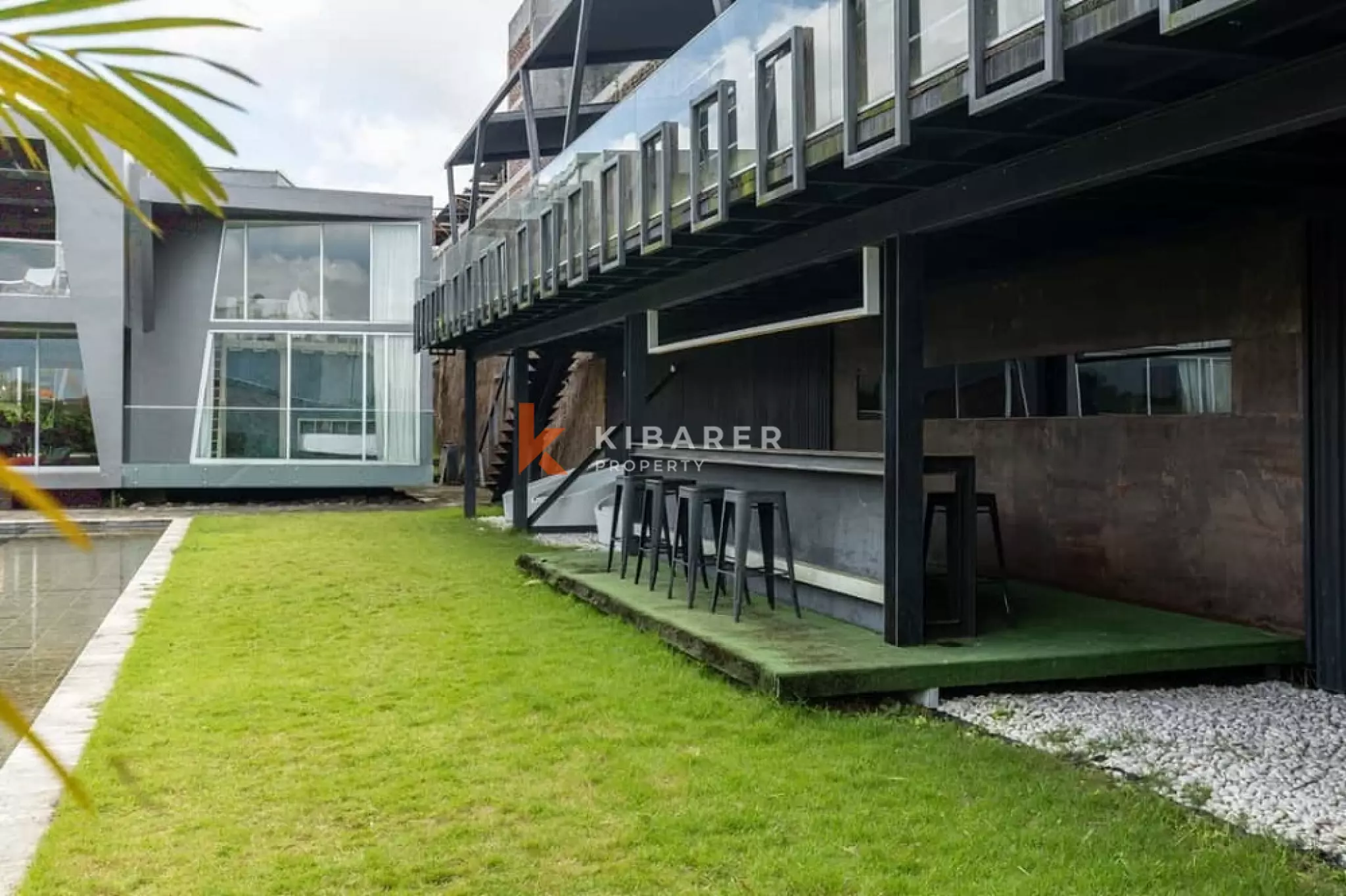 Vila Artistik Empat Kamar Tidur dengan Kolam Renang Infinity di Area Pererenan