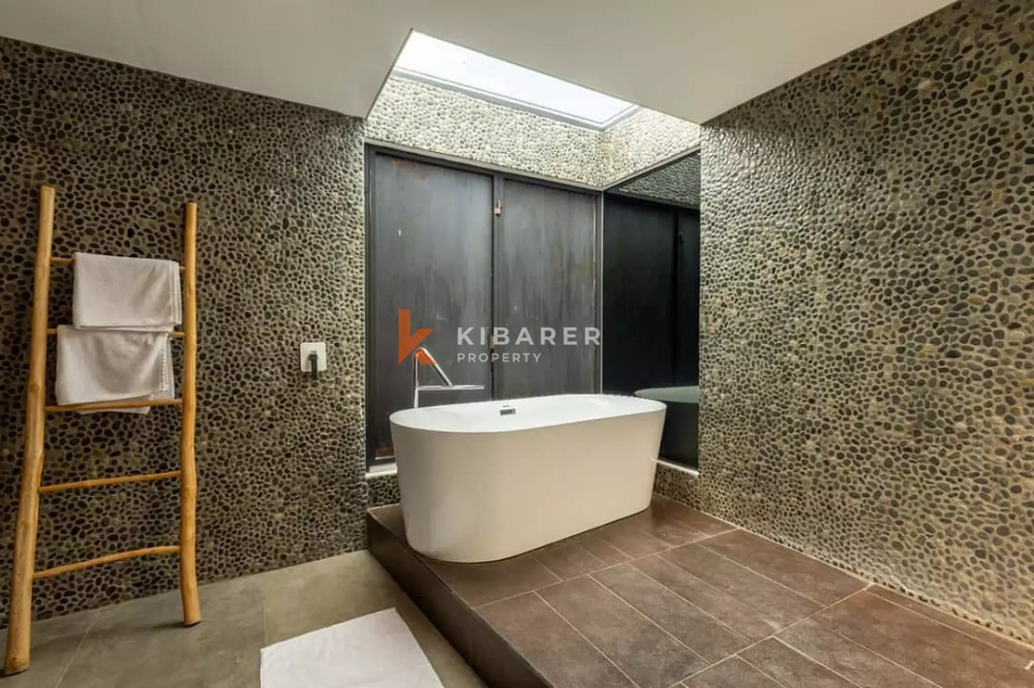 Vila Artistik Empat Kamar Tidur dengan Kolam Renang Infinity di Area Pererenan