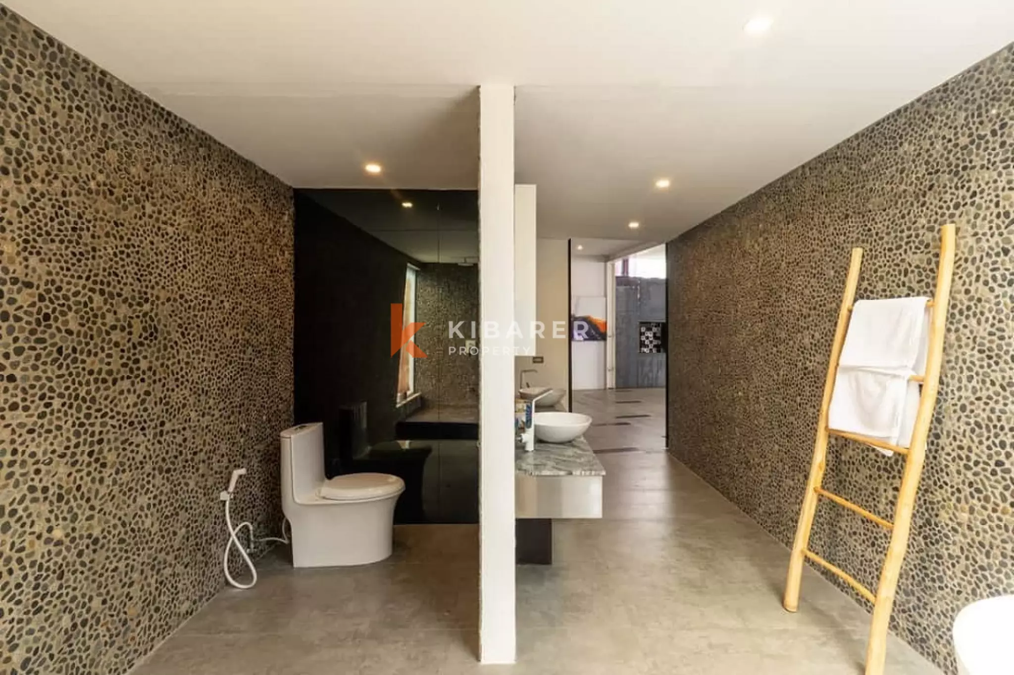 Vila Artistik Empat Kamar Tidur dengan Kolam Renang Infinity di Area Pererenan