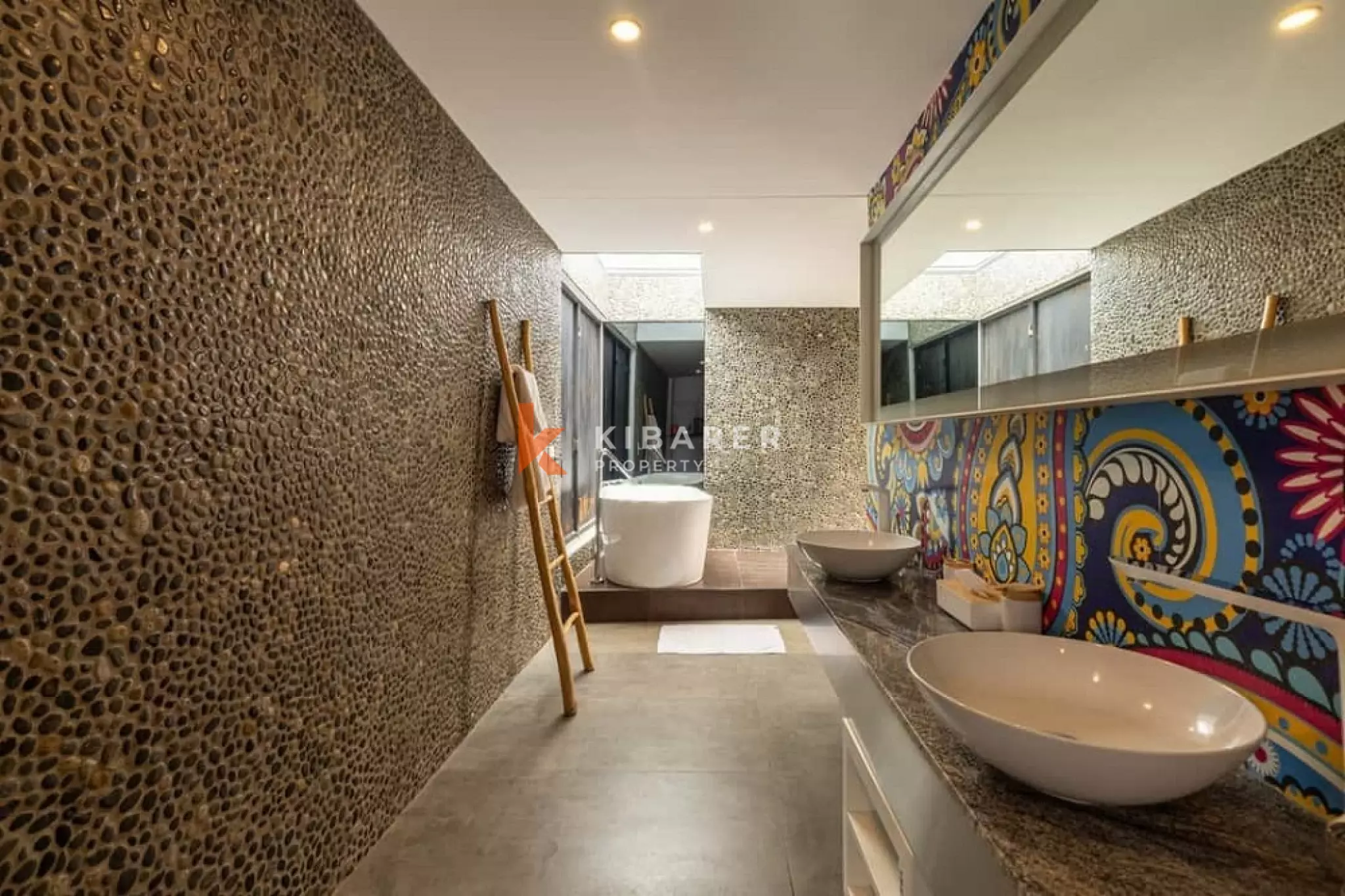 Vila Artistik Empat Kamar Tidur dengan Kolam Renang Infinity di Area Pererenan