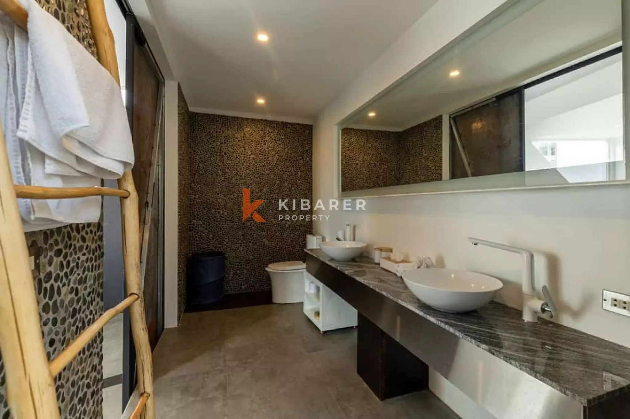 Vila Artistik Empat Kamar Tidur dengan Kolam Renang Infinity di Area Pererenan