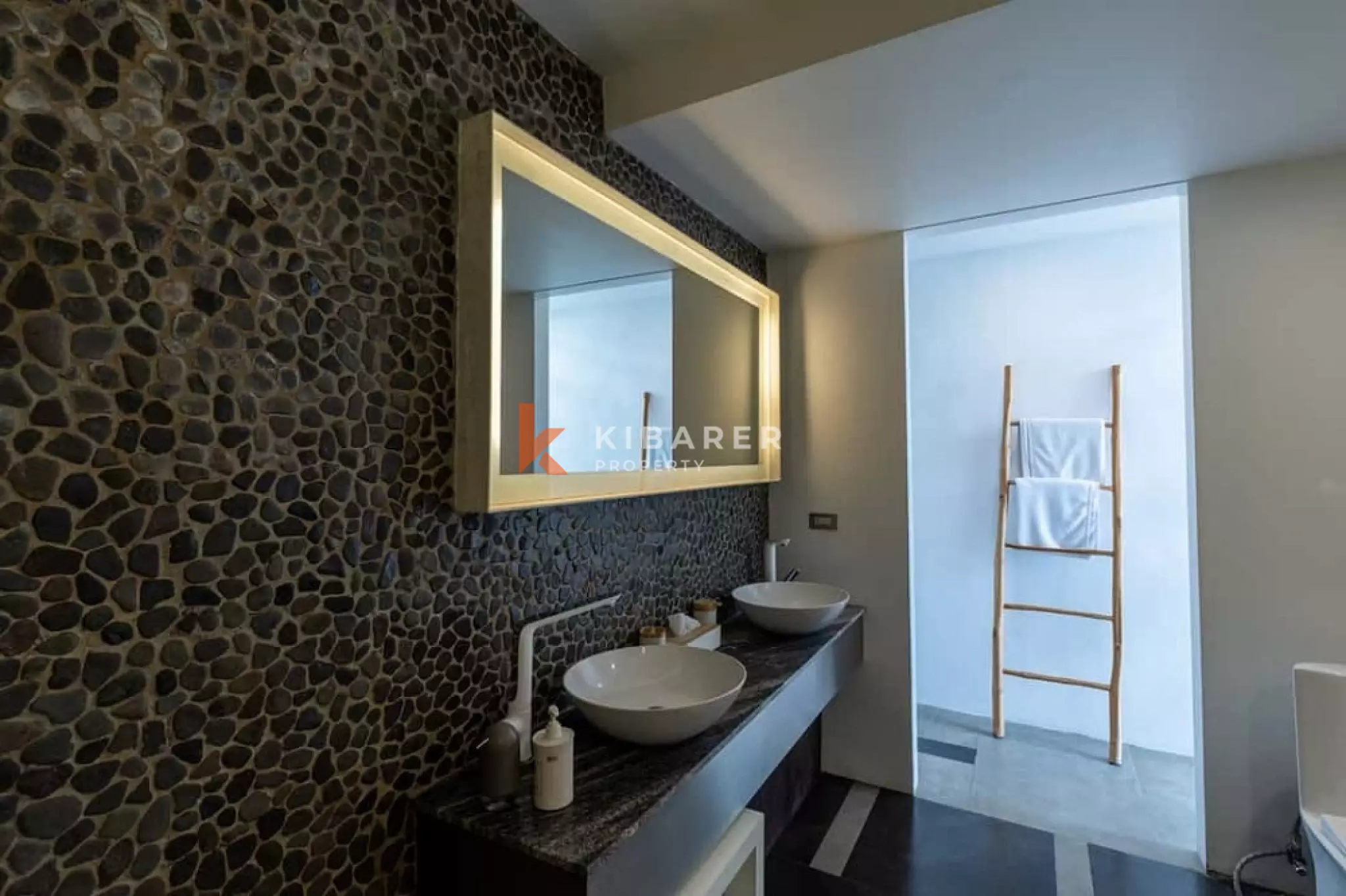 Vila Artistik Empat Kamar Tidur dengan Kolam Renang Infinity di Area Pererenan