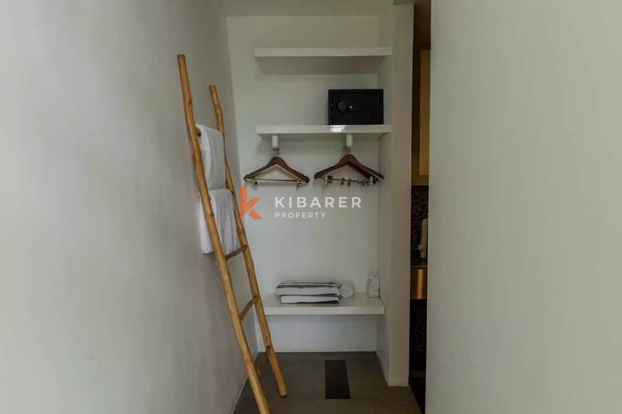 Vila Artistik Empat Kamar Tidur dengan Kolam Renang Infinity di Area Pererenan