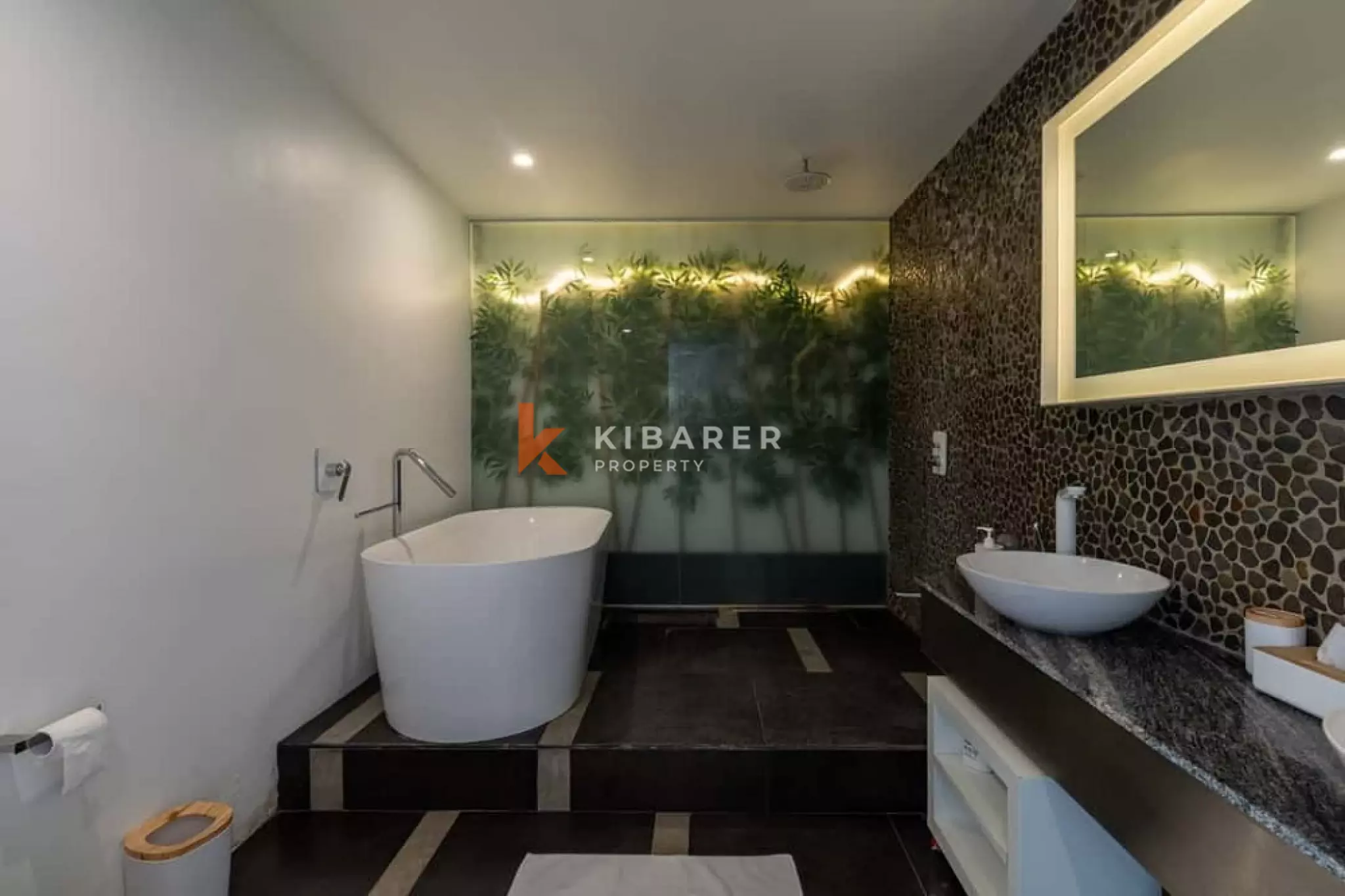 Vila Artistik Empat Kamar Tidur dengan Kolam Renang Infinity di Area Pererenan