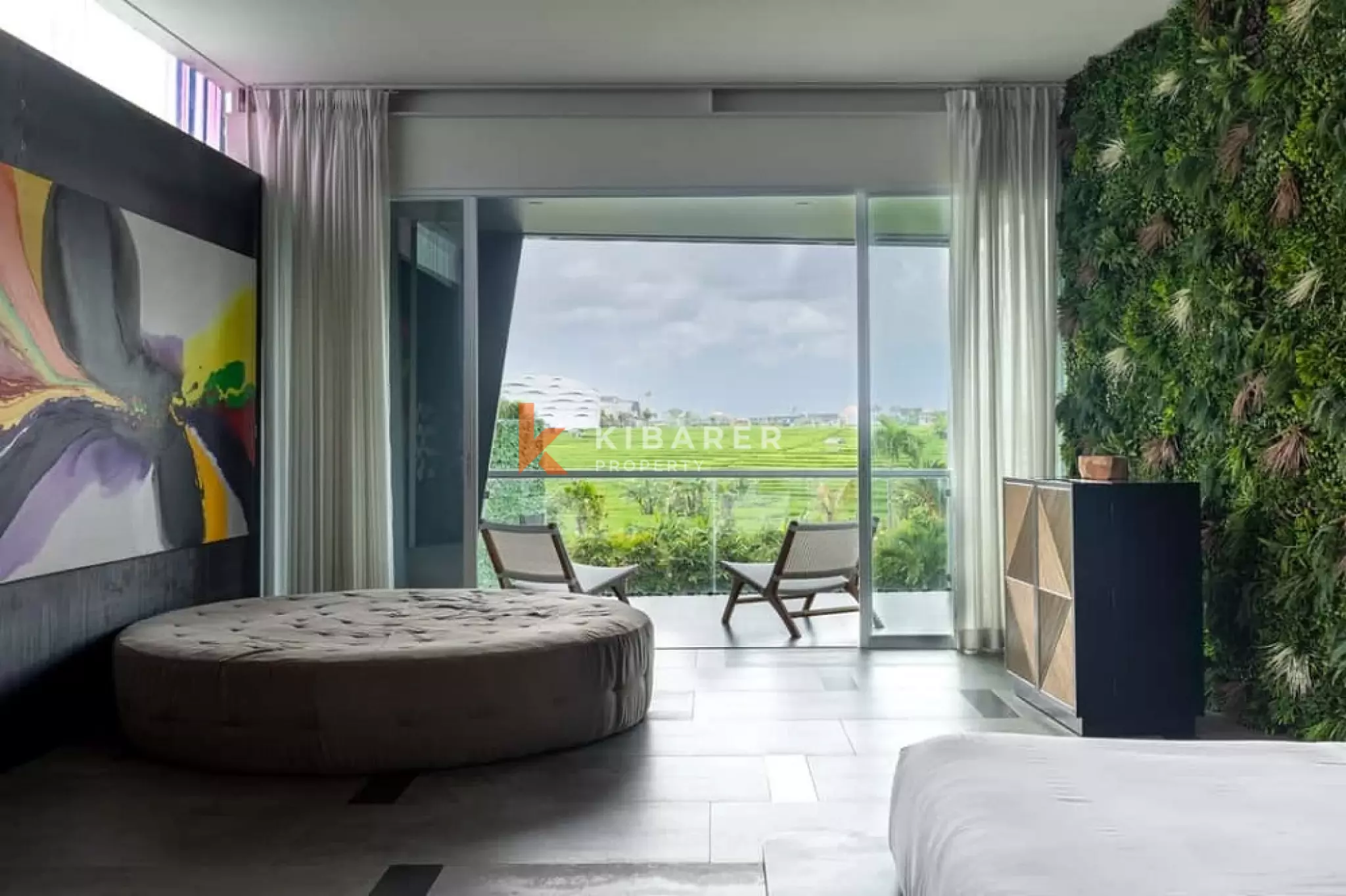 Vila Artistik Empat Kamar Tidur dengan Kolam Renang Infinity di Area Pererenan