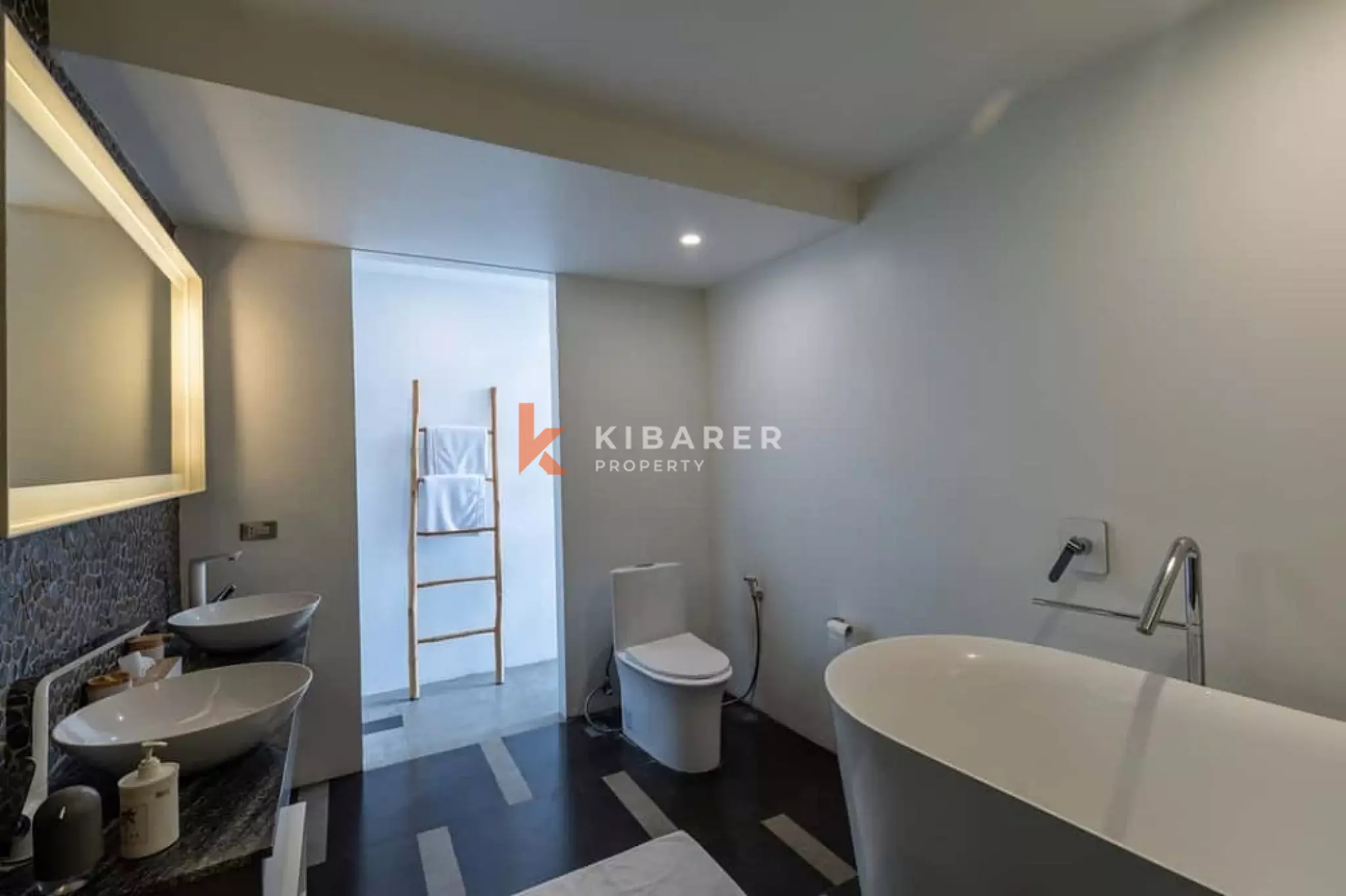 Vila Artistik Empat Kamar Tidur dengan Kolam Renang Infinity di Area Pererenan