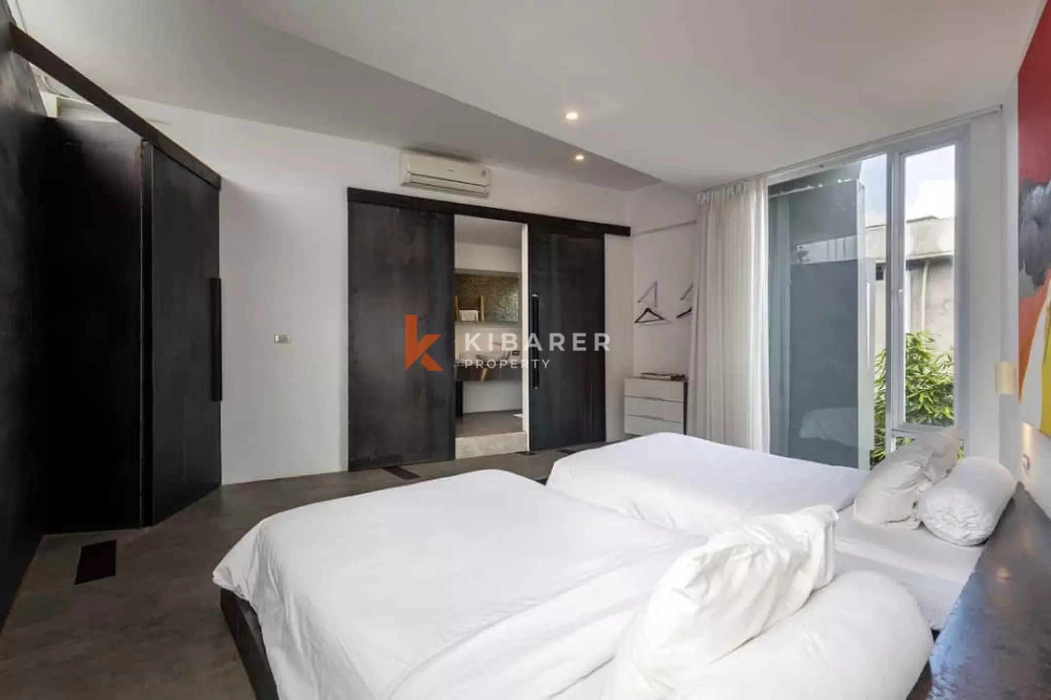 Vila Artistik Empat Kamar Tidur dengan Kolam Renang Infinity di Area Pererenan