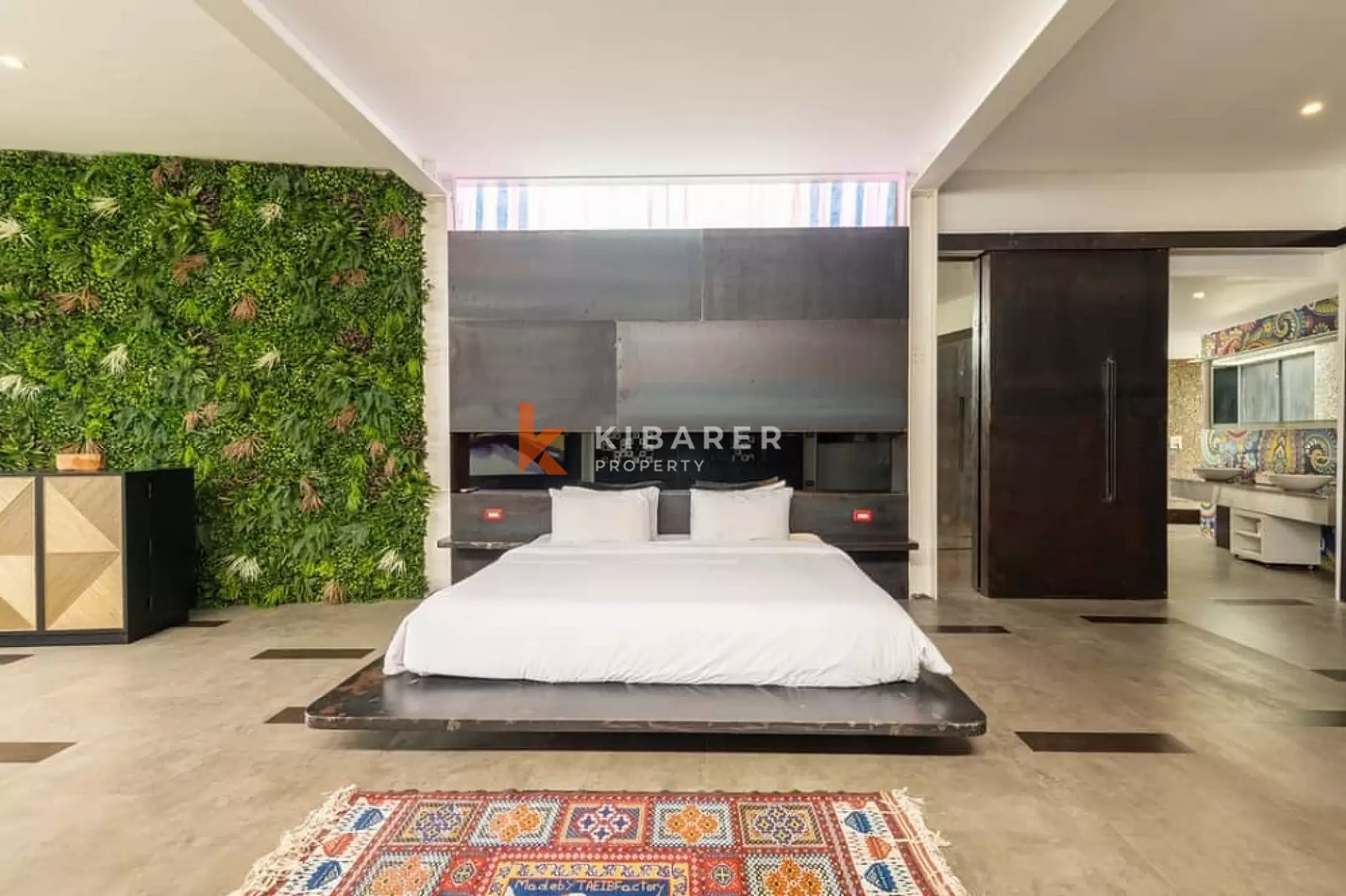 Vila Artistik Empat Kamar Tidur dengan Kolam Renang Infinity di Area Pererenan