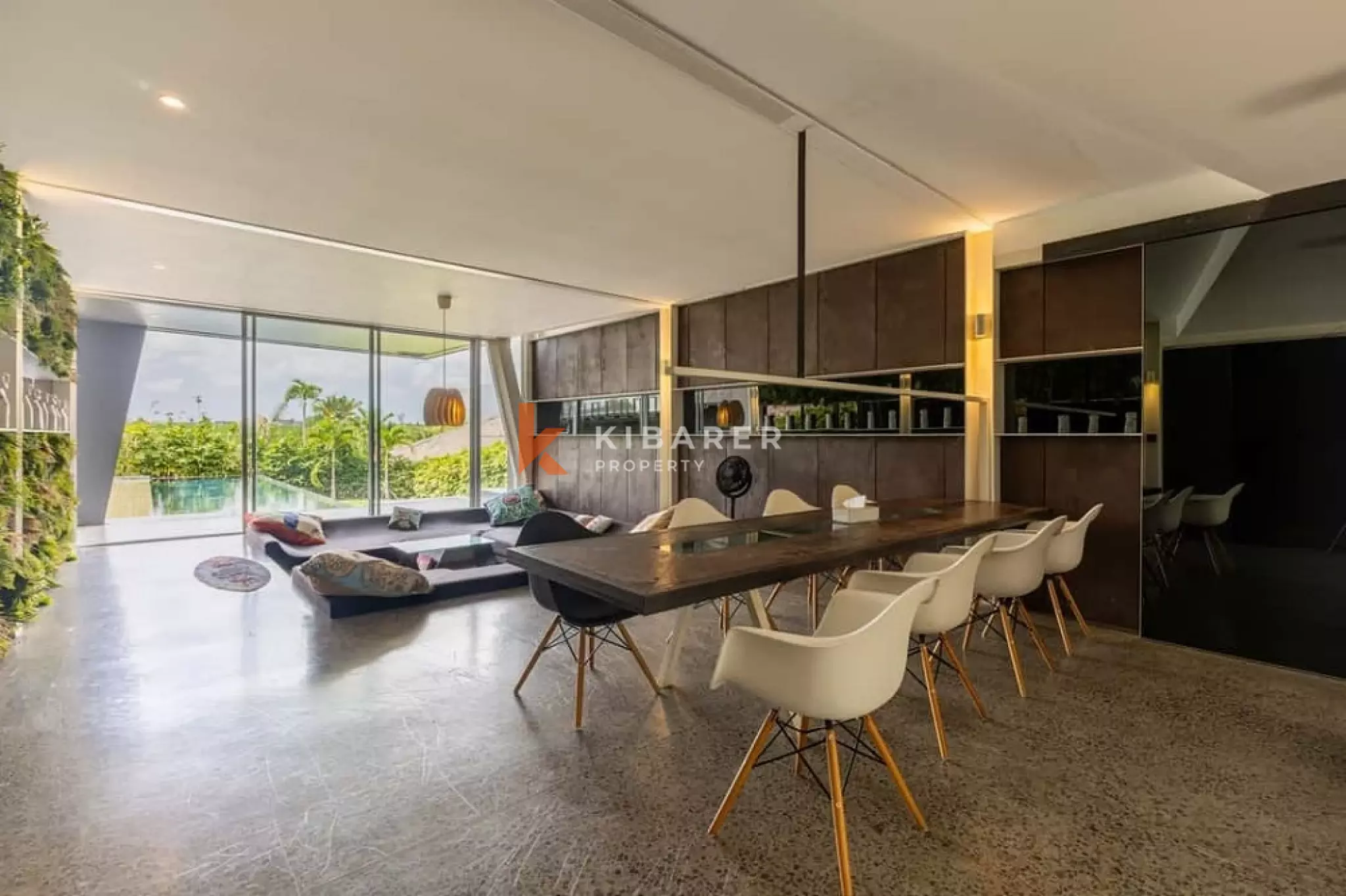 Vila Artistik Empat Kamar Tidur dengan Kolam Renang Infinity di Area Pererenan