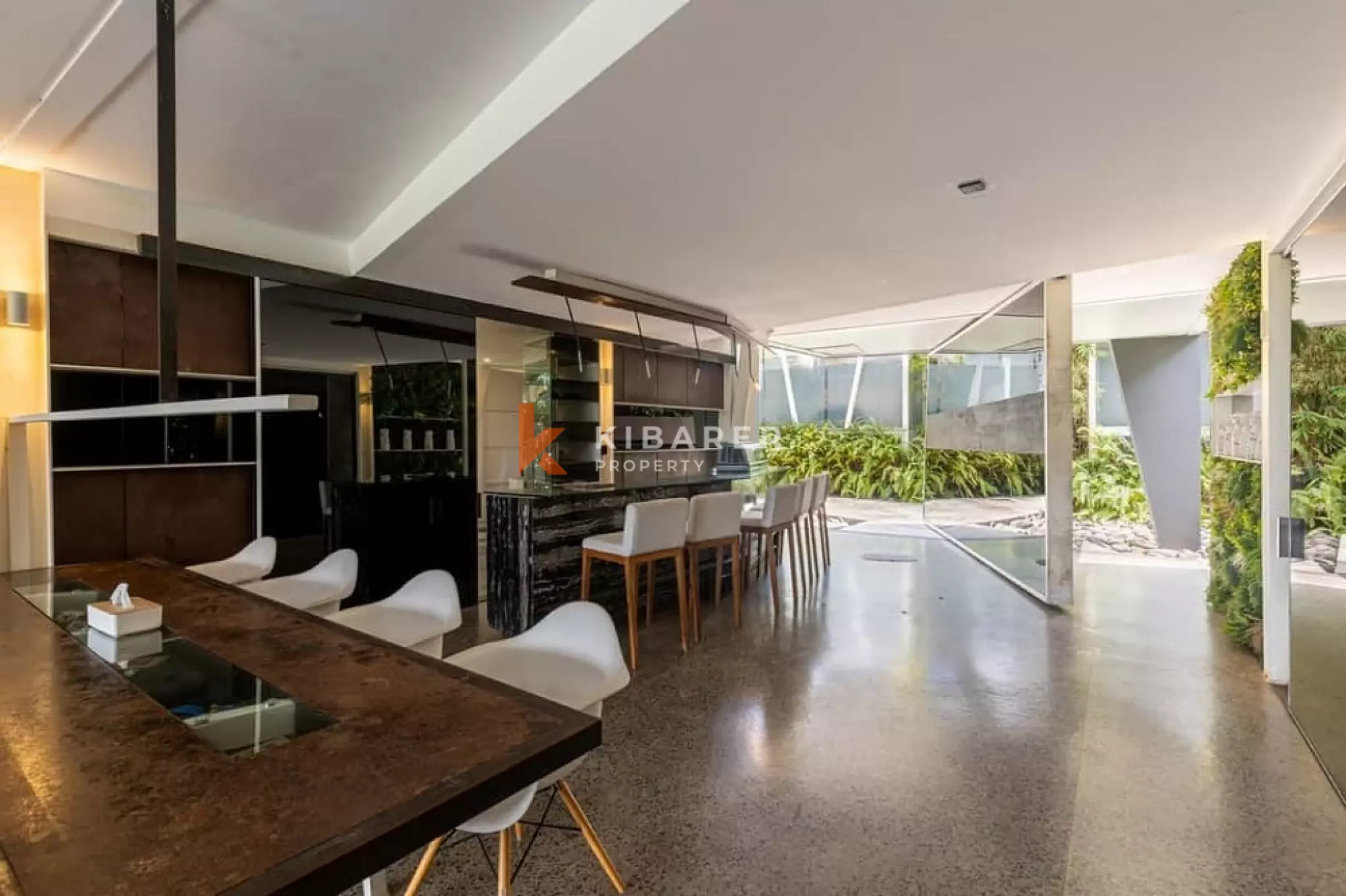 Vila Artistik Empat Kamar Tidur dengan Kolam Renang Infinity di Area Pererenan