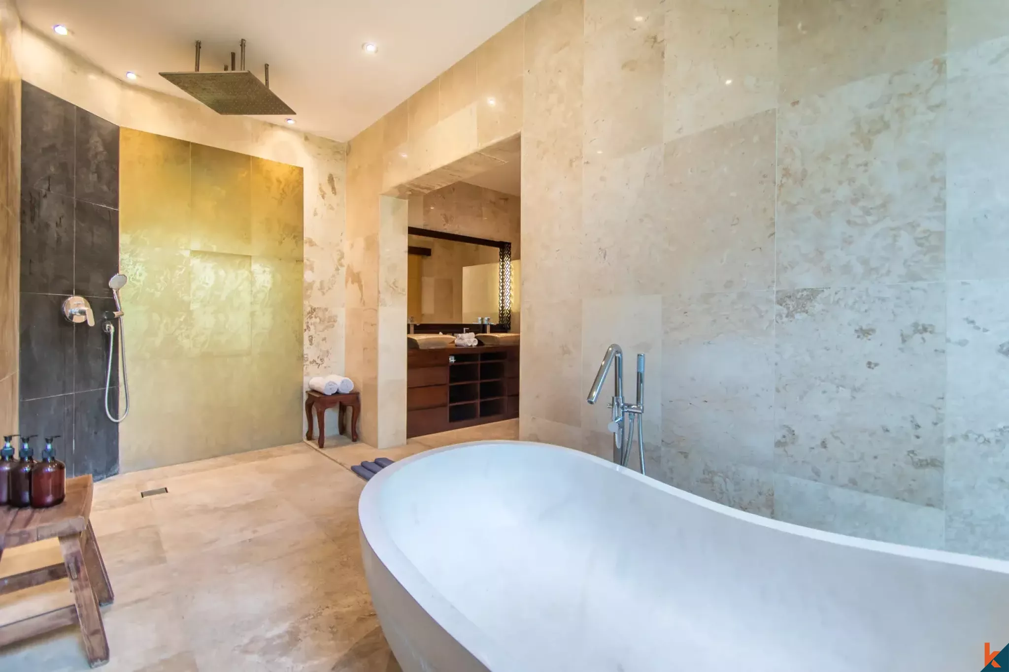 Superbe propriété immobilière de six chambres avec vue sur les rizières verdoyantes à Babakan