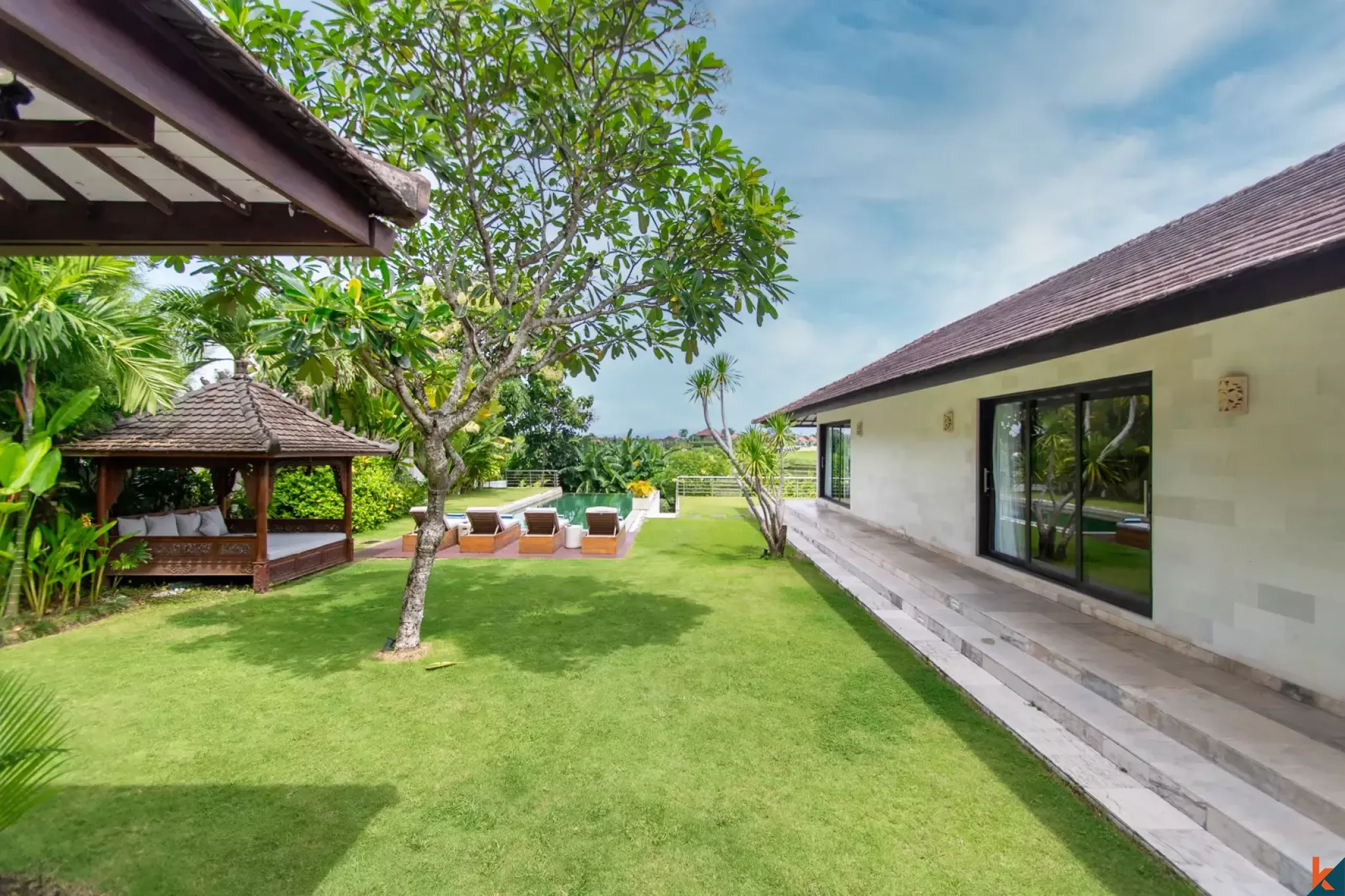 Superbe propriété immobilière de six chambres à coucher avec vue sur les rizières verdoyantes à Babakan