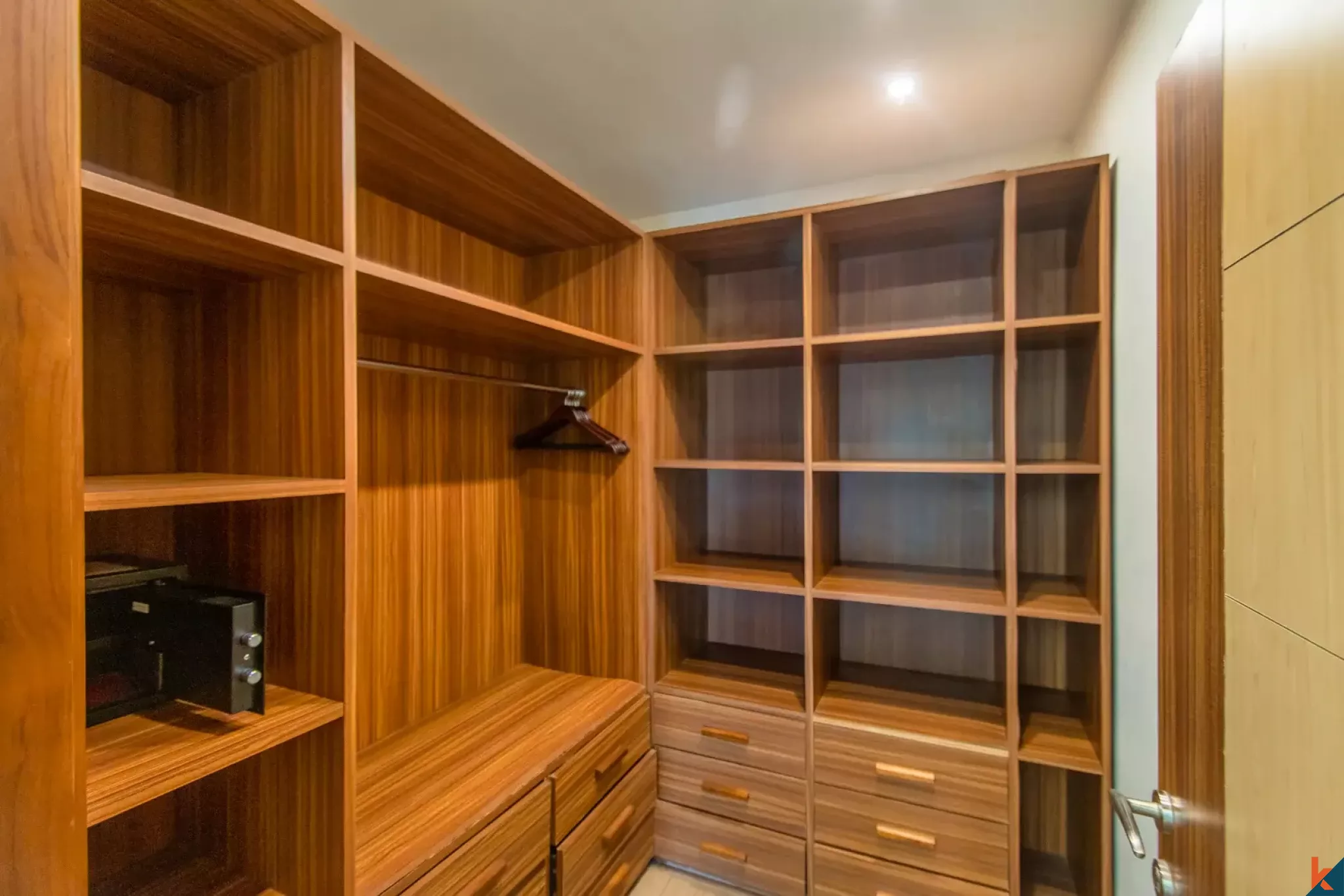 Superbe propriété immobilière de six chambres à coucher avec vue sur les rizières verdoyantes à Babakan