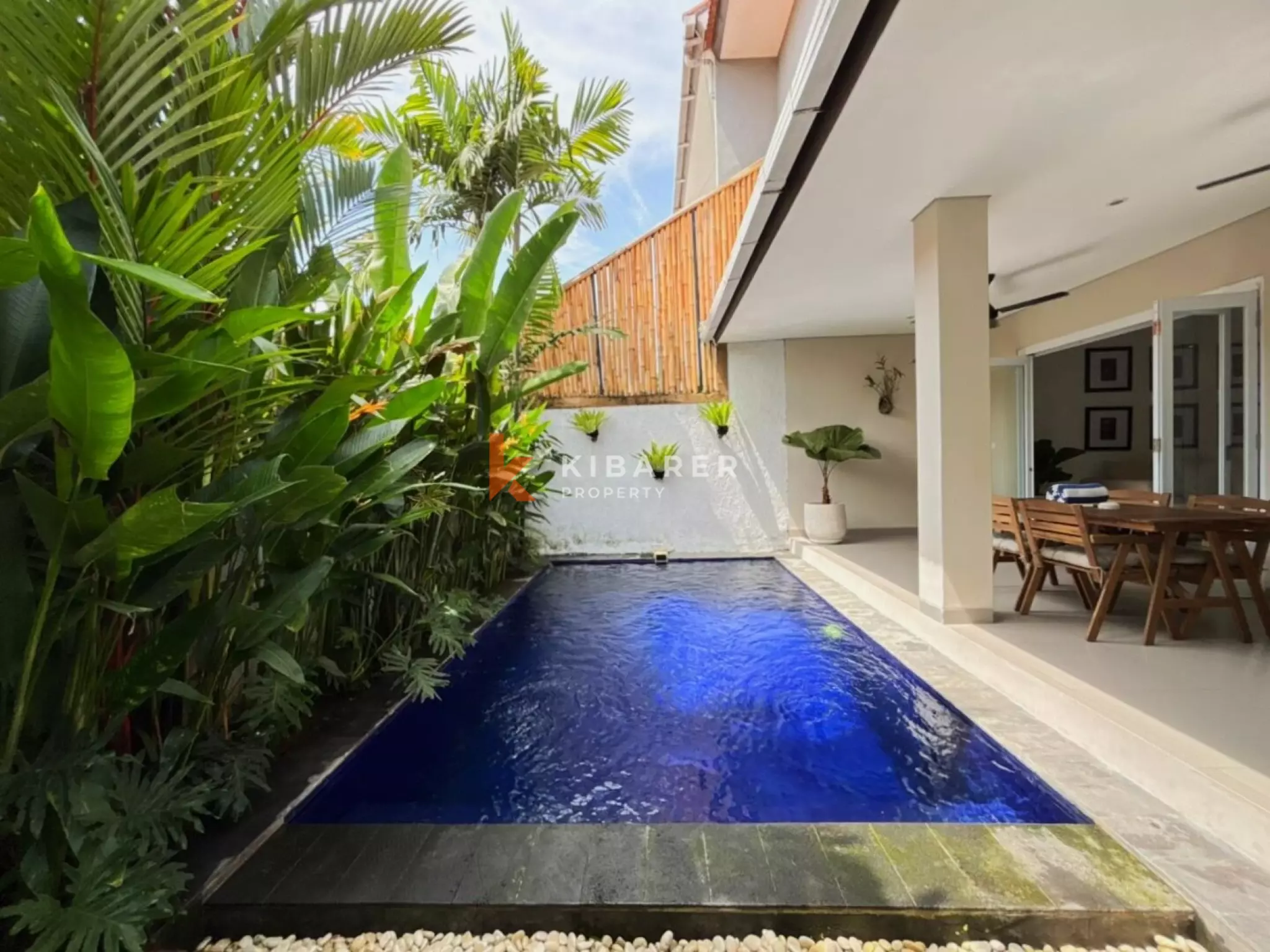 Villa Dua Kamar Tidur Tertutup dengan Nuansa Tropis Pribadi di Canggu