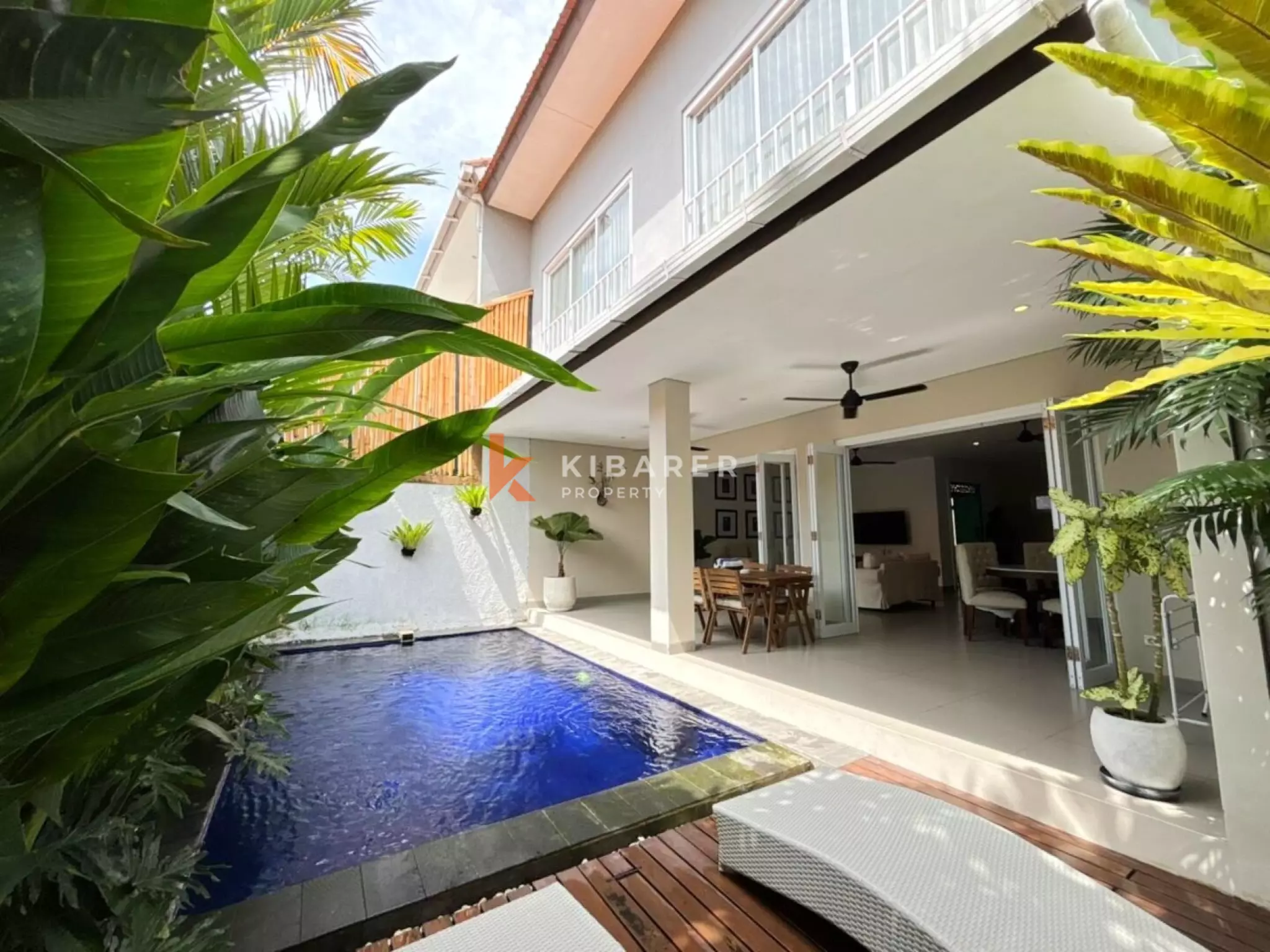 Villa Dua Kamar Tidur Tertutup dengan Nuansa Tropis Pribadi di Canggu