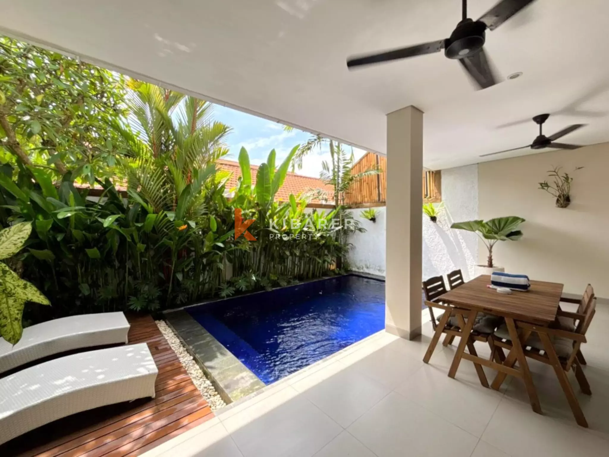 Villa Dua Kamar Tidur Tertutup dengan Nuansa Tropis Pribadi di Canggu