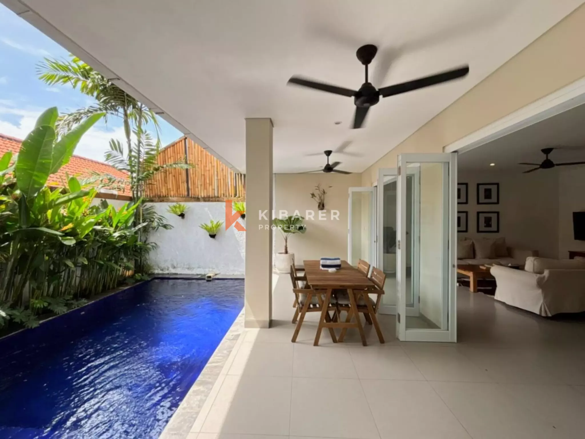 Villa Dua Kamar Tidur Tertutup dengan Nuansa Tropis Pribadi di Canggu