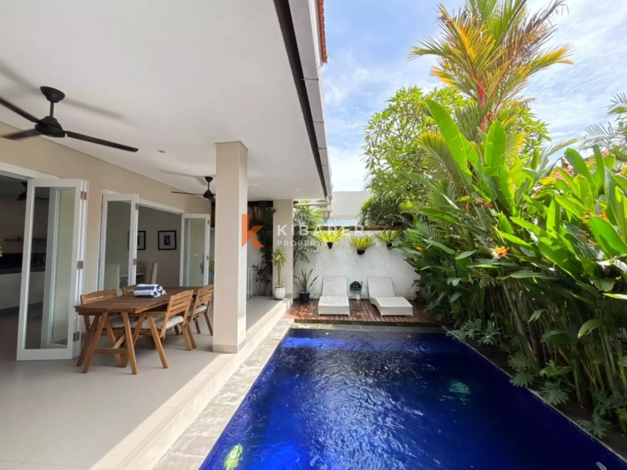 Villa Dua Kamar Tidur Tertutup dengan Nuansa Tropis Pribadi di Canggu