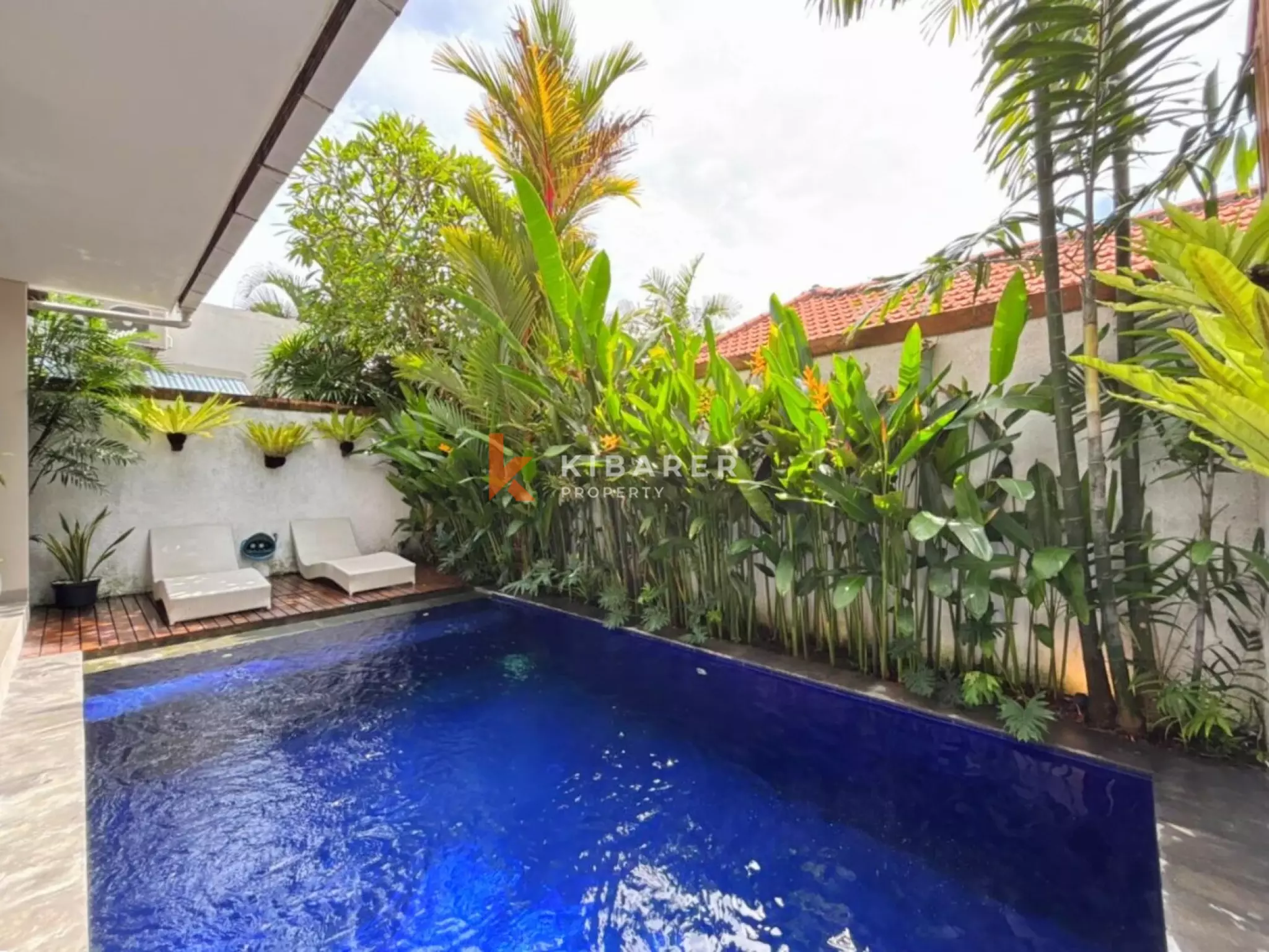 Villa Dua Kamar Tidur Tertutup dengan Nuansa Tropis Pribadi di Canggu