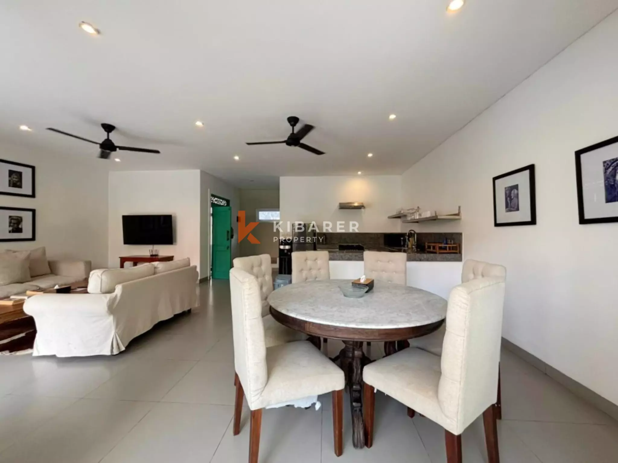 Villa Dua Kamar Tidur Tertutup dengan Nuansa Tropis Pribadi di Canggu