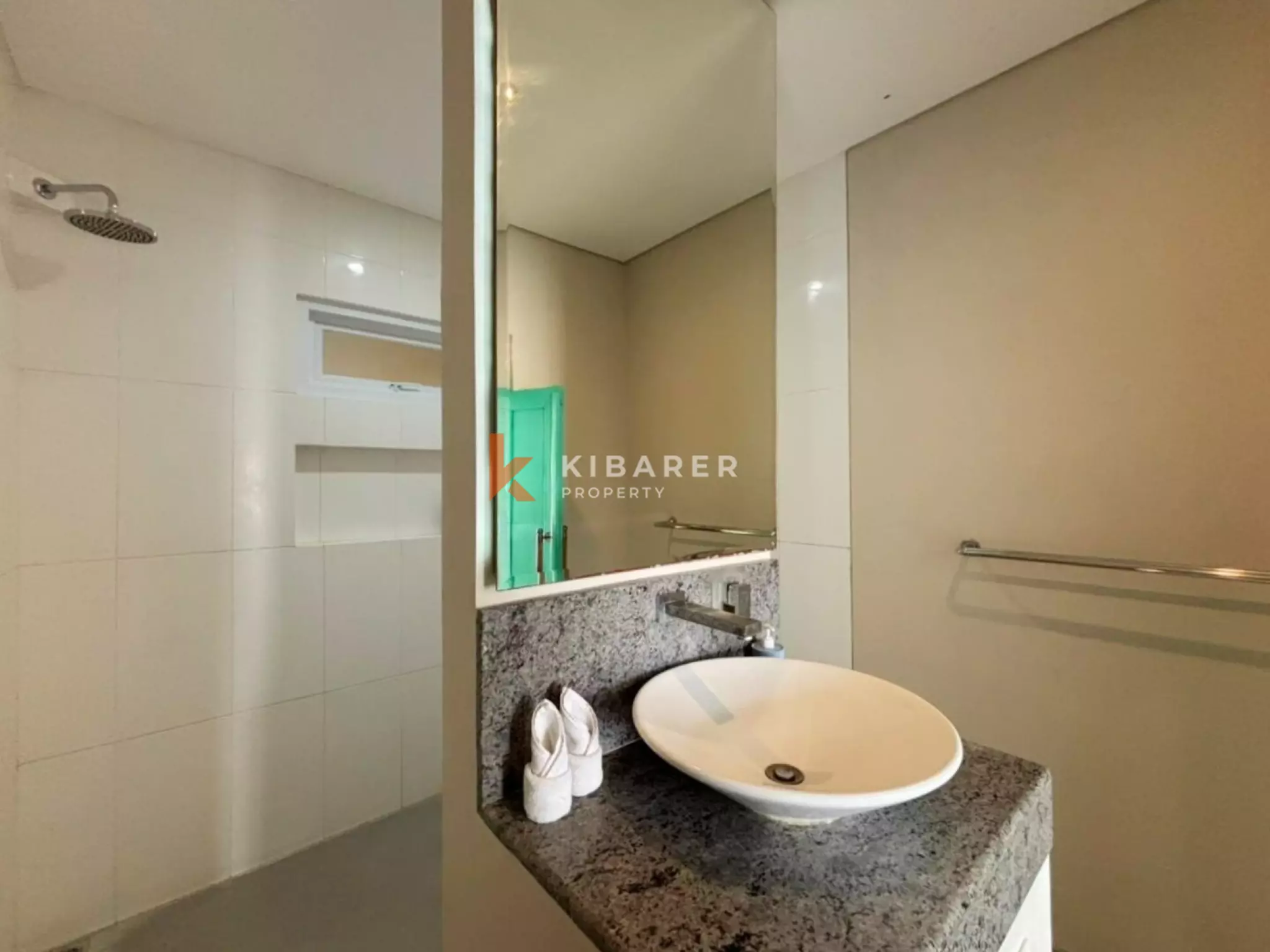 Villa Dua Kamar Tidur Tertutup dengan Nuansa Tropis Pribadi di Canggu