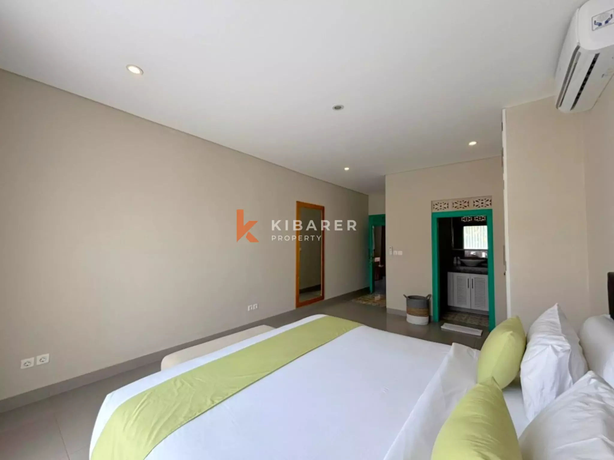 Villa Dua Kamar Tidur Tertutup dengan Nuansa Tropis Pribadi di Canggu