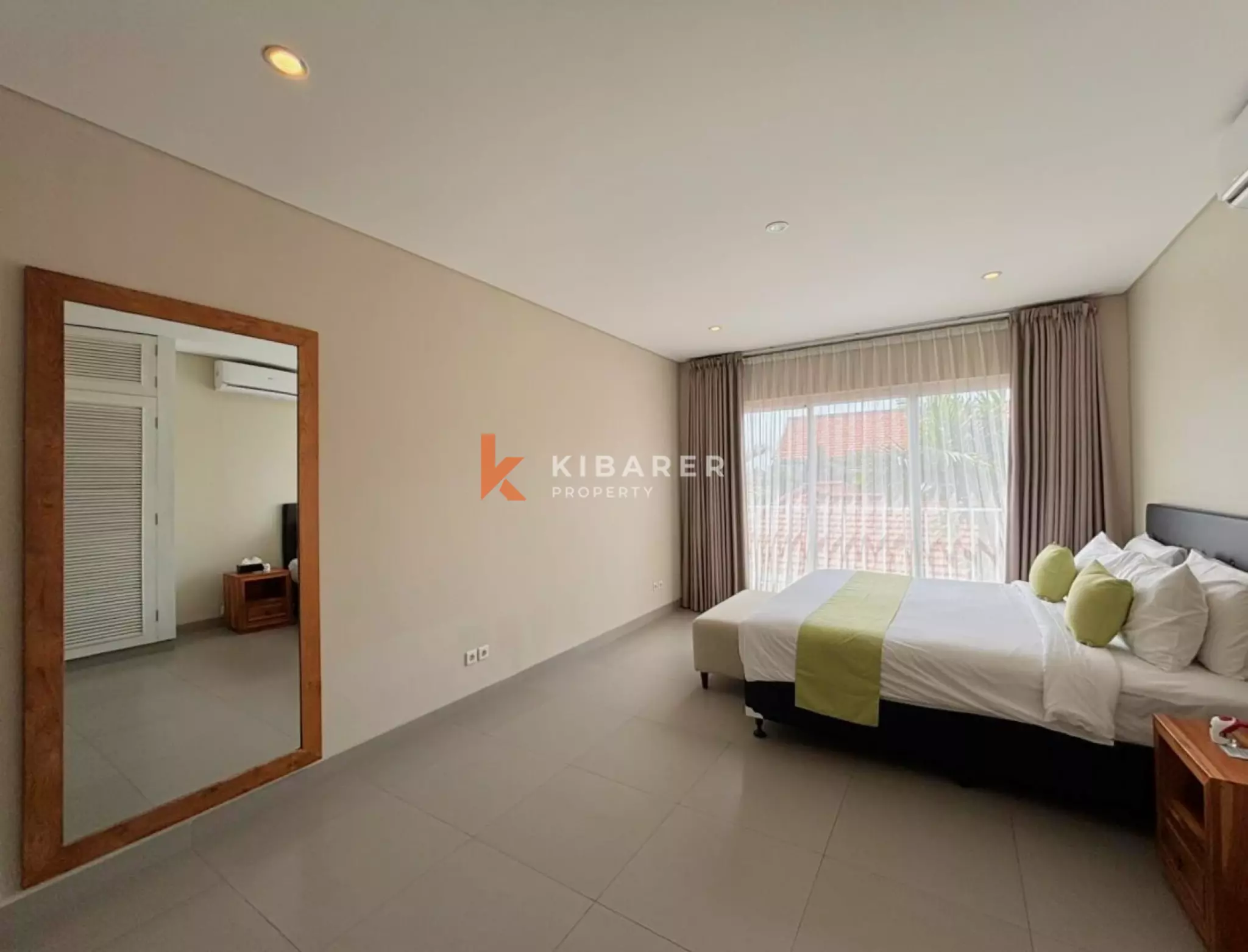 Villa Dua Kamar Tidur Tertutup dengan Nuansa Tropis Pribadi di Canggu