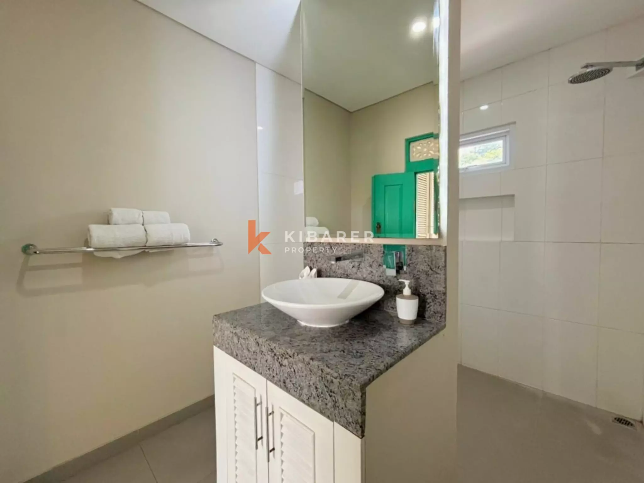 Villa Dua Kamar Tidur Tertutup dengan Nuansa Tropis Pribadi di Canggu