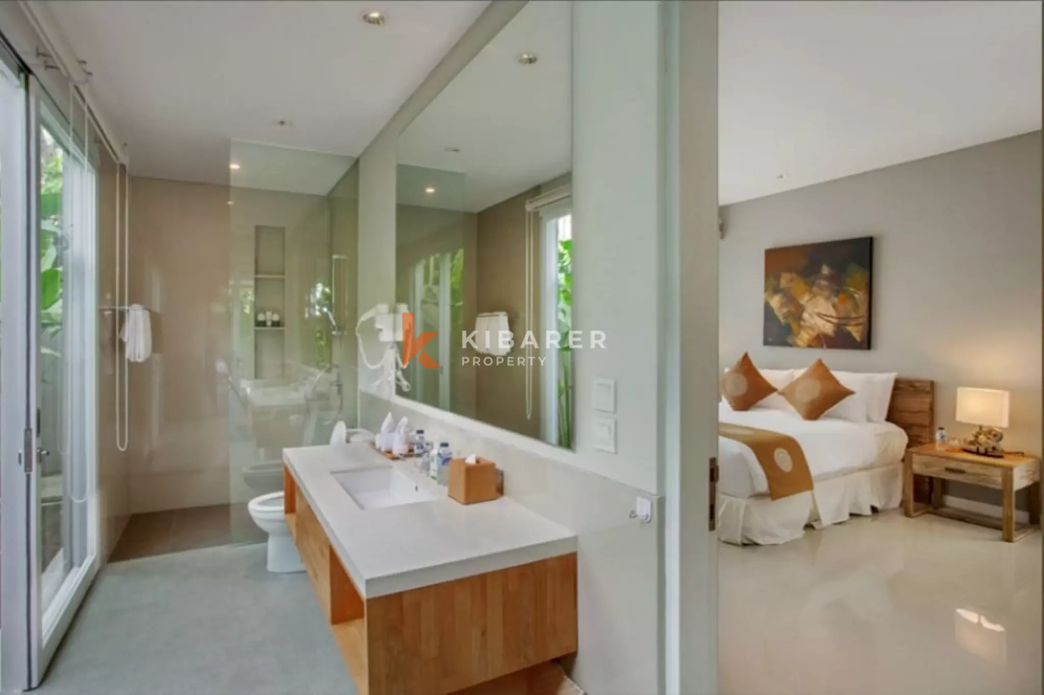 Vila Mewah dengan Empat Kamar Tidur dan Ruang Keluarga Tertutup di Canggu