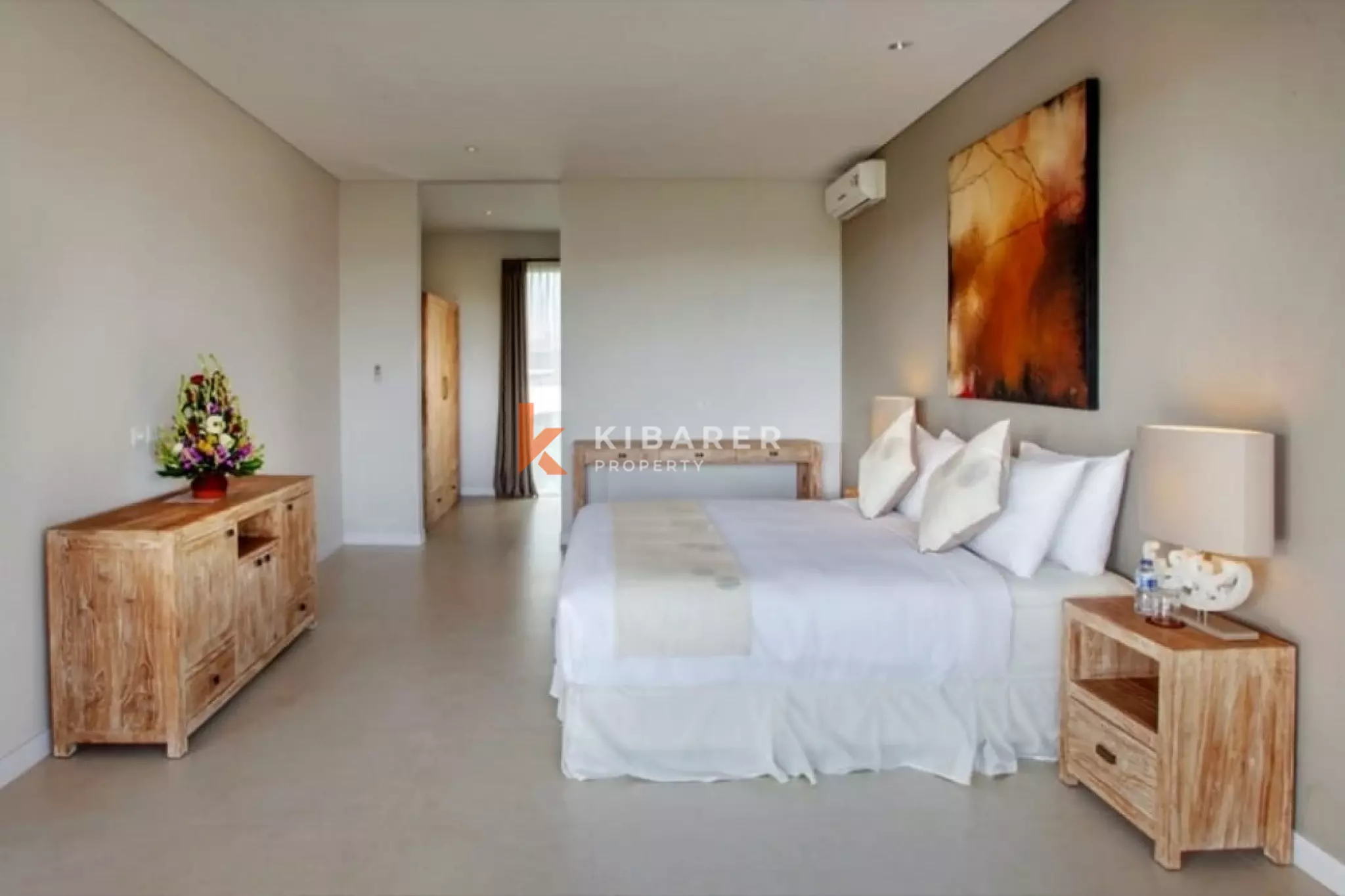 Vila Mewah dengan Empat Kamar Tidur dan Ruang Keluarga Tertutup di Canggu