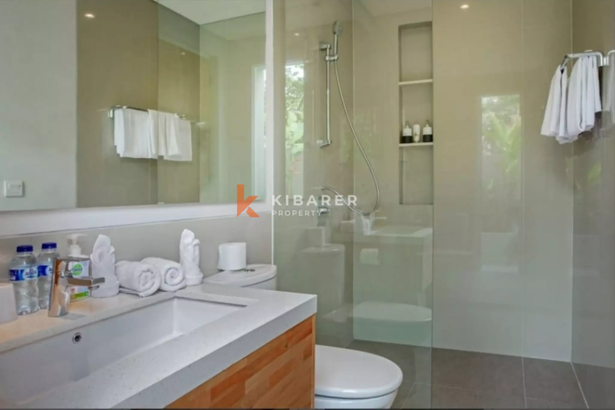 Vila Mewah dengan Empat Kamar Tidur dan Ruang Keluarga Tertutup di Canggu