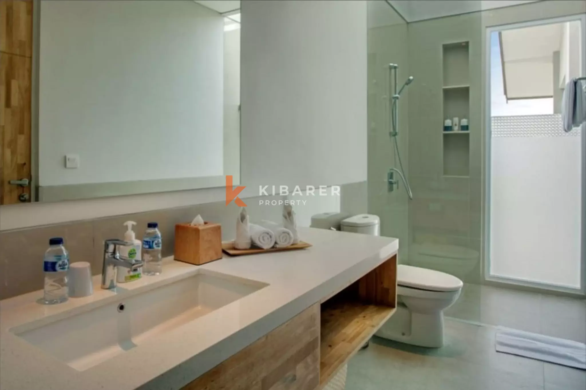 Vila Mewah dengan Empat Kamar Tidur dan Ruang Keluarga Tertutup di Canggu