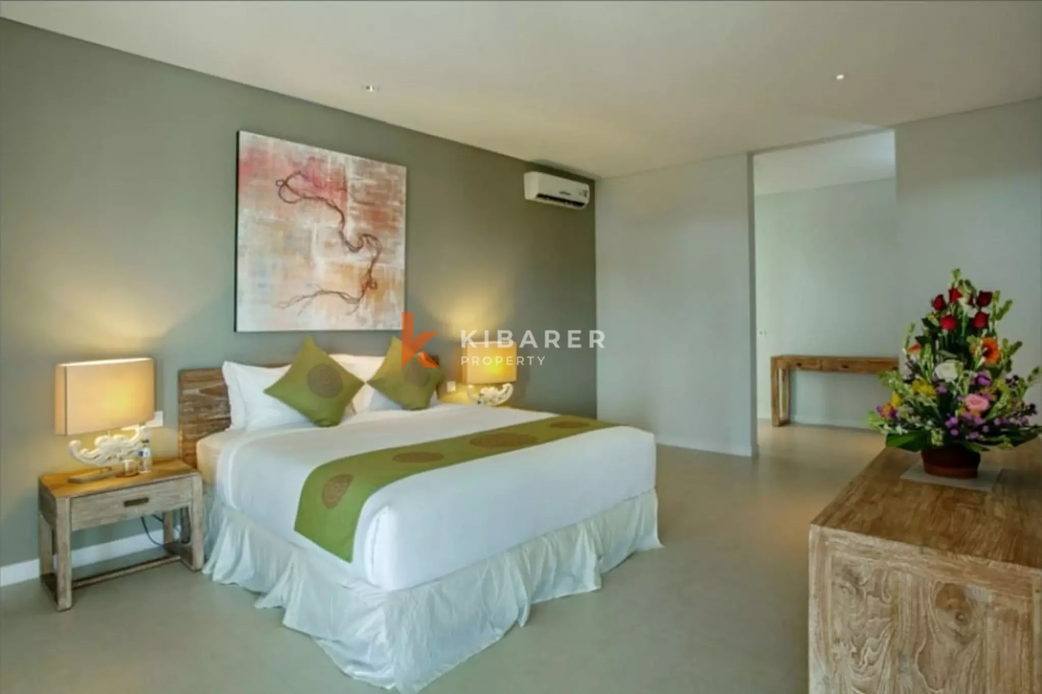 Vila Mewah dengan Empat Kamar Tidur dan Ruang Keluarga Tertutup di Canggu