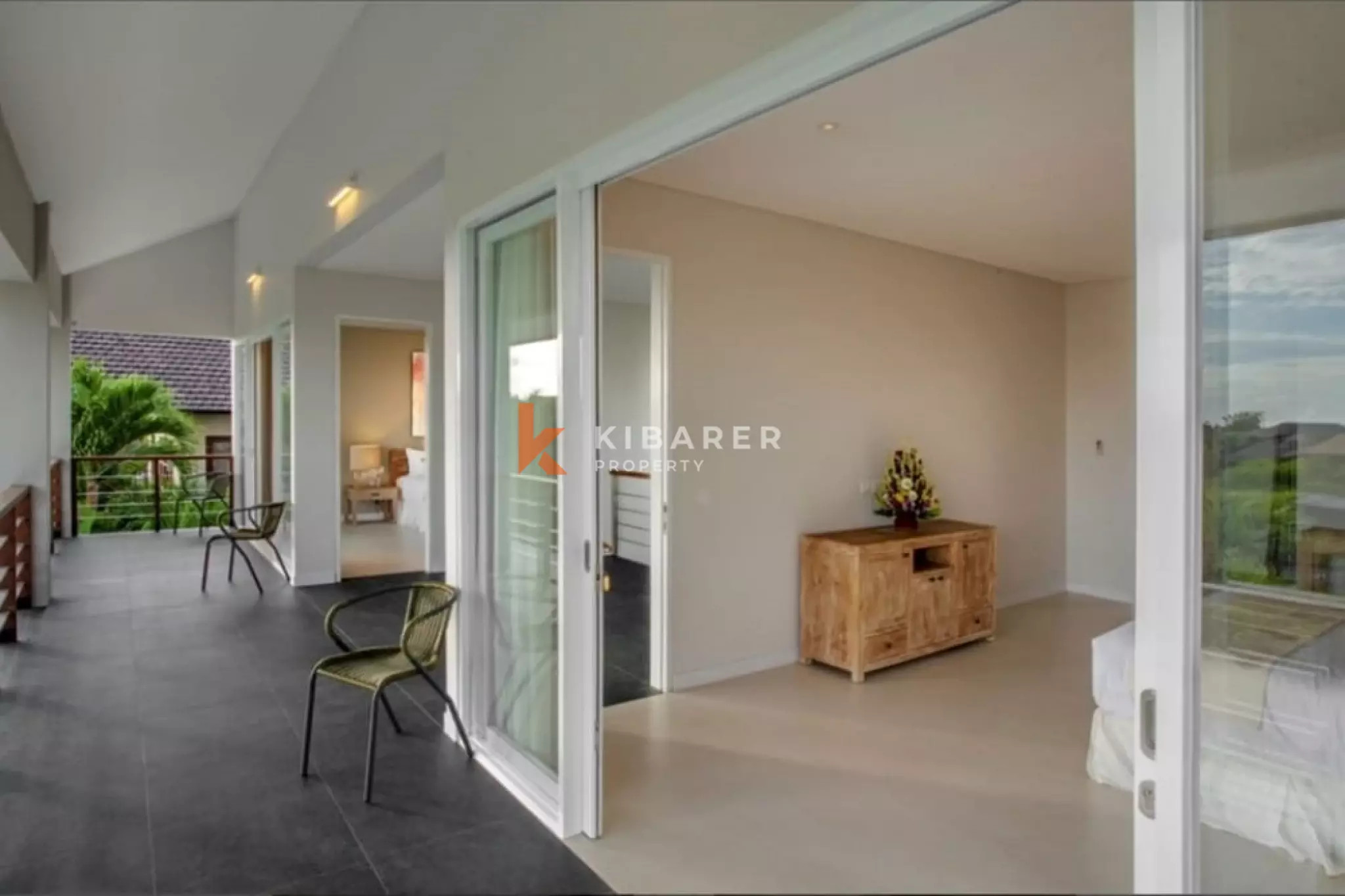 Vila Mewah dengan Empat Kamar Tidur dan Ruang Keluarga Tertutup di Canggu