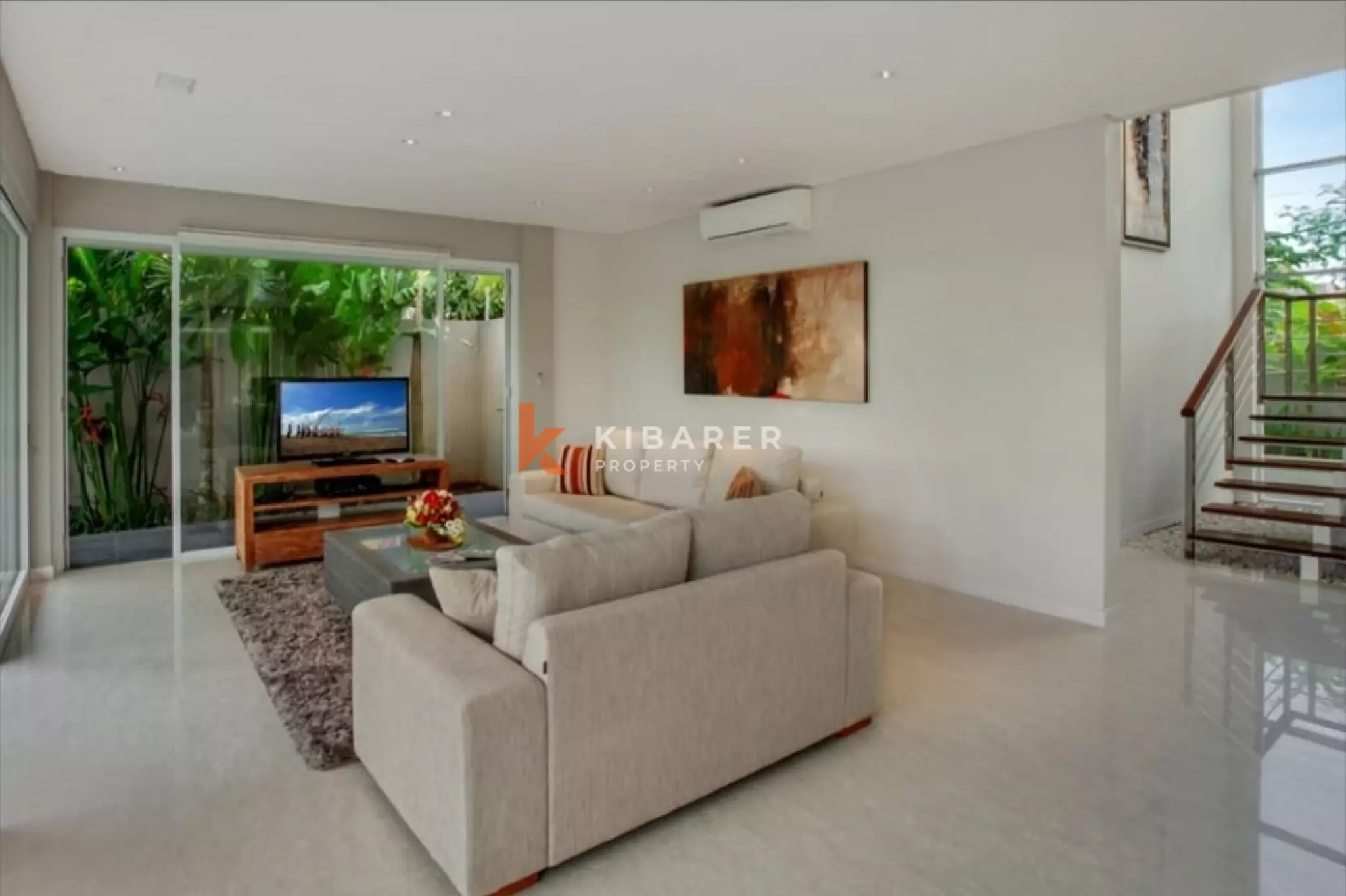 Vila Mewah dengan Empat Kamar Tidur dan Ruang Keluarga Tertutup di Canggu