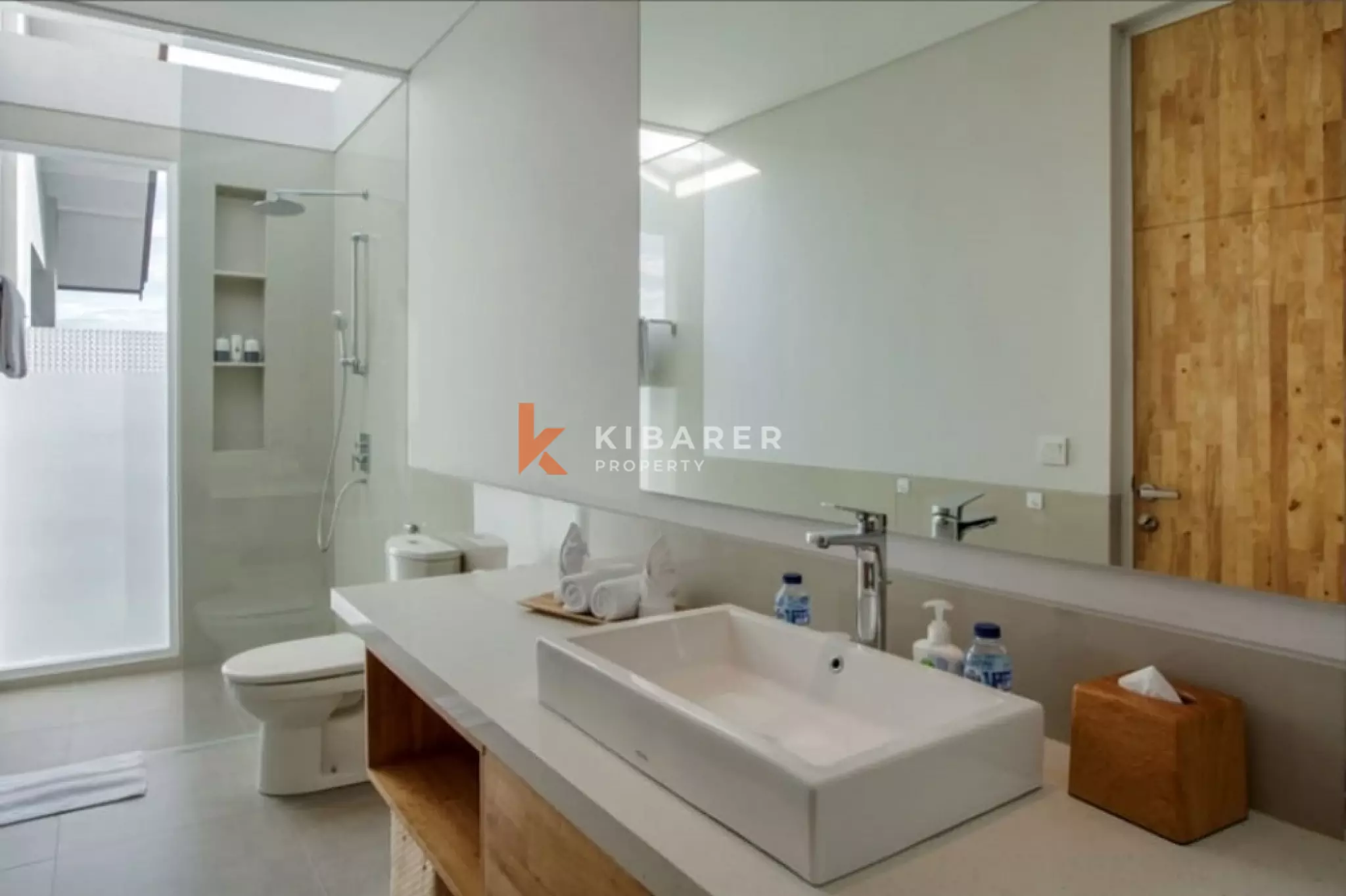 Vila Mewah dengan Empat Kamar Tidur dan Ruang Keluarga Tertutup di Canggu