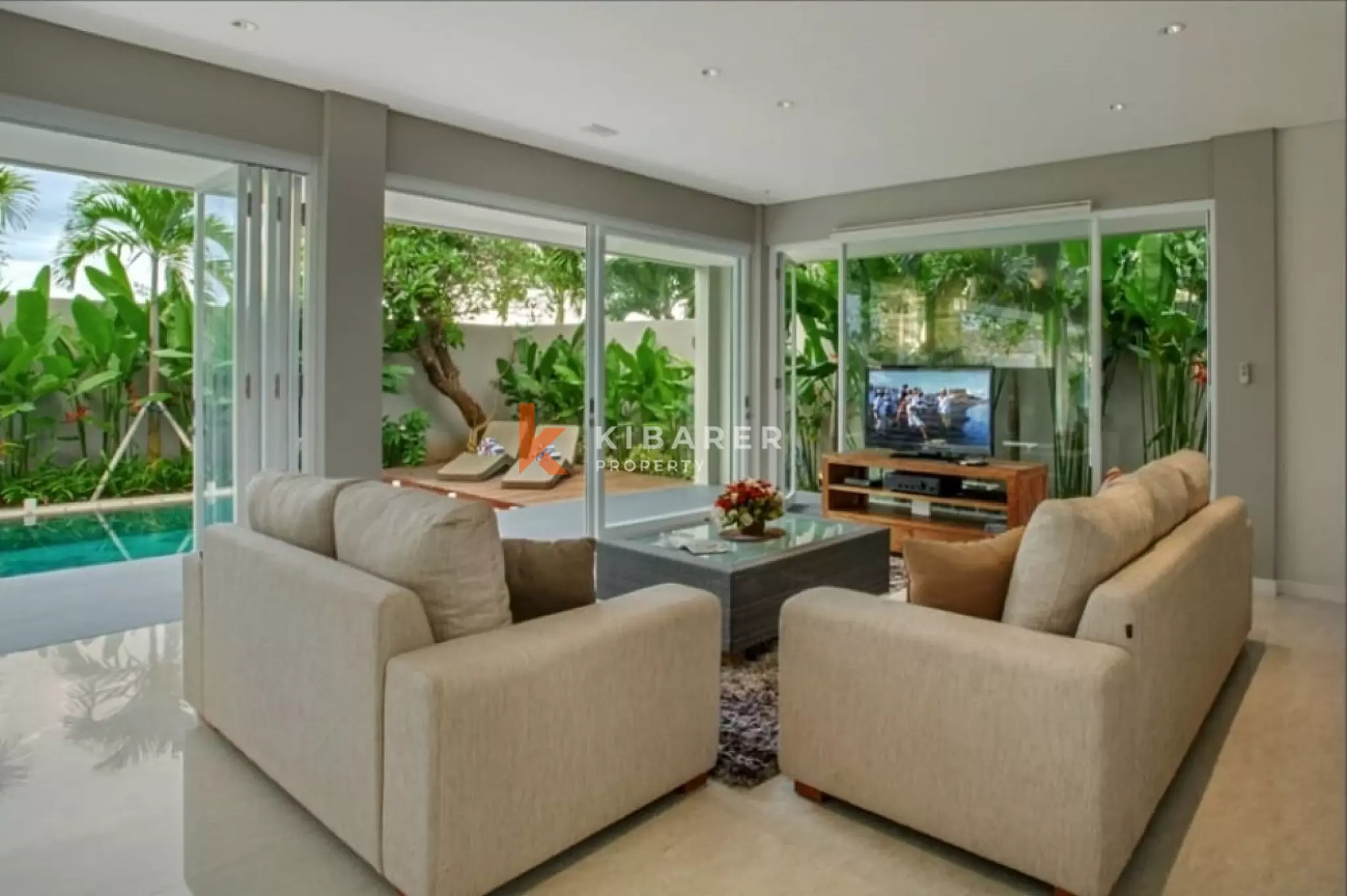 Vila Mewah dengan Empat Kamar Tidur dan Ruang Keluarga Tertutup di Canggu