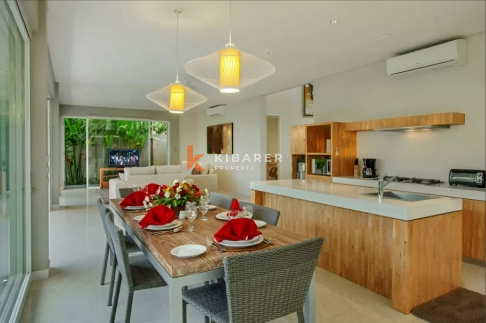 Vila Mewah dengan Empat Kamar Tidur dan Ruang Keluarga Tertutup di Canggu