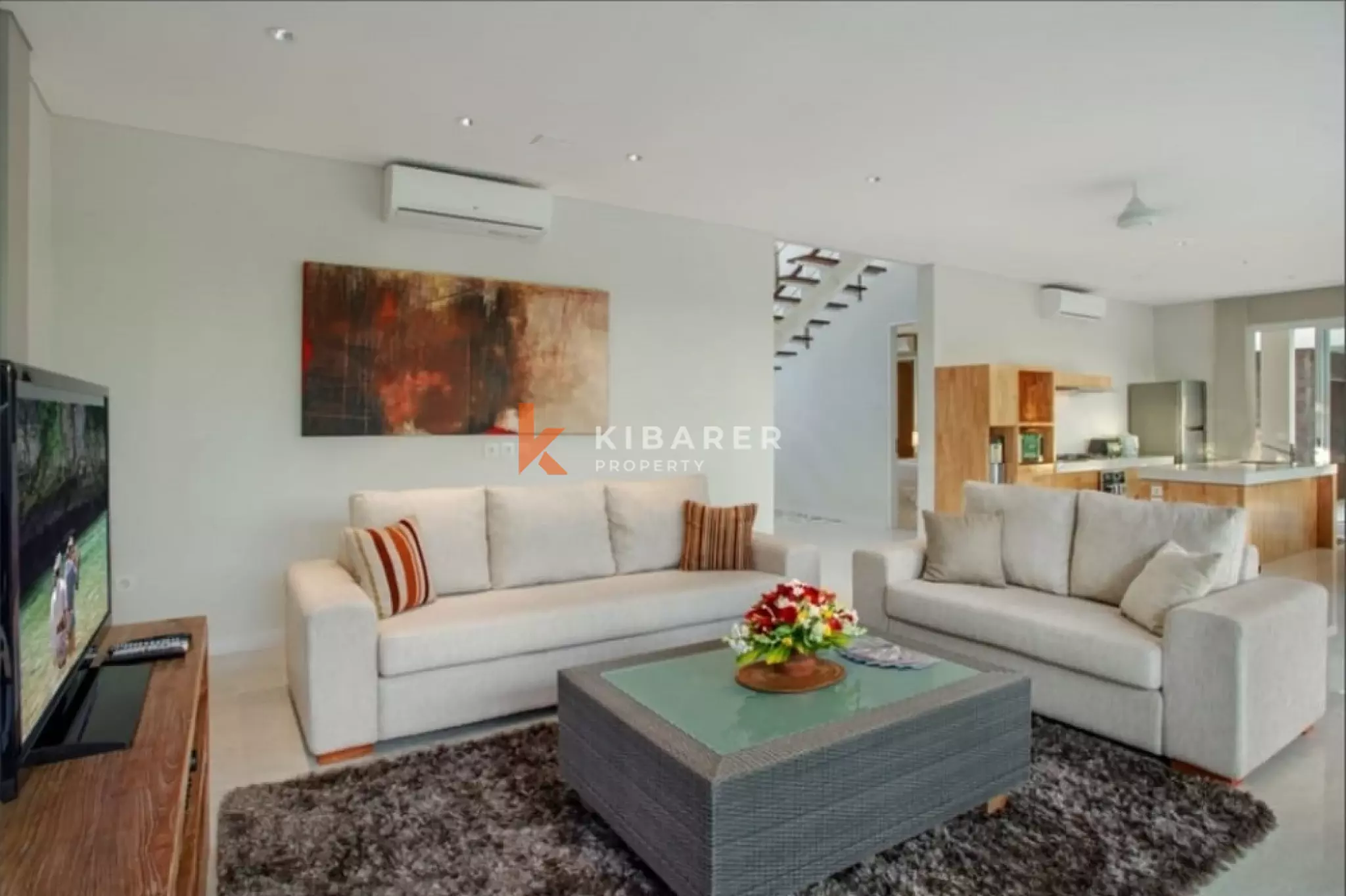 Vila Mewah dengan Empat Kamar Tidur dan Ruang Keluarga Tertutup di Canggu