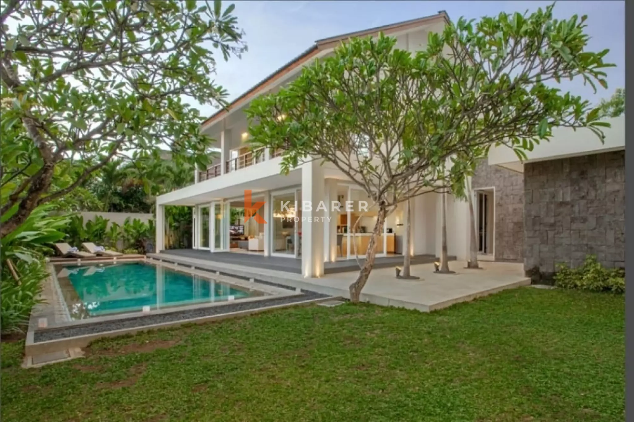 Vila Mewah dengan Empat Kamar Tidur dan Ruang Keluarga Tertutup di Canggu