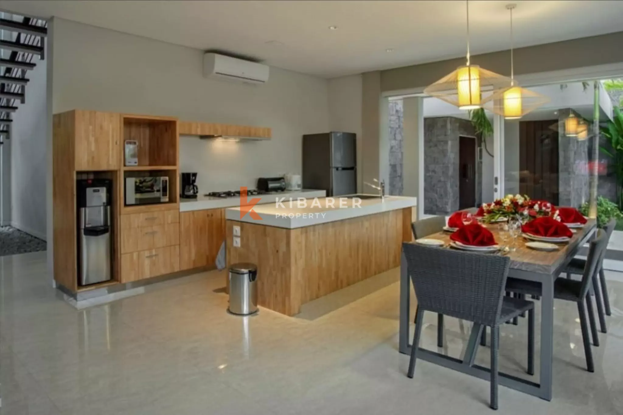 Vila Mewah dengan Empat Kamar Tidur dan Ruang Keluarga Tertutup di Canggu