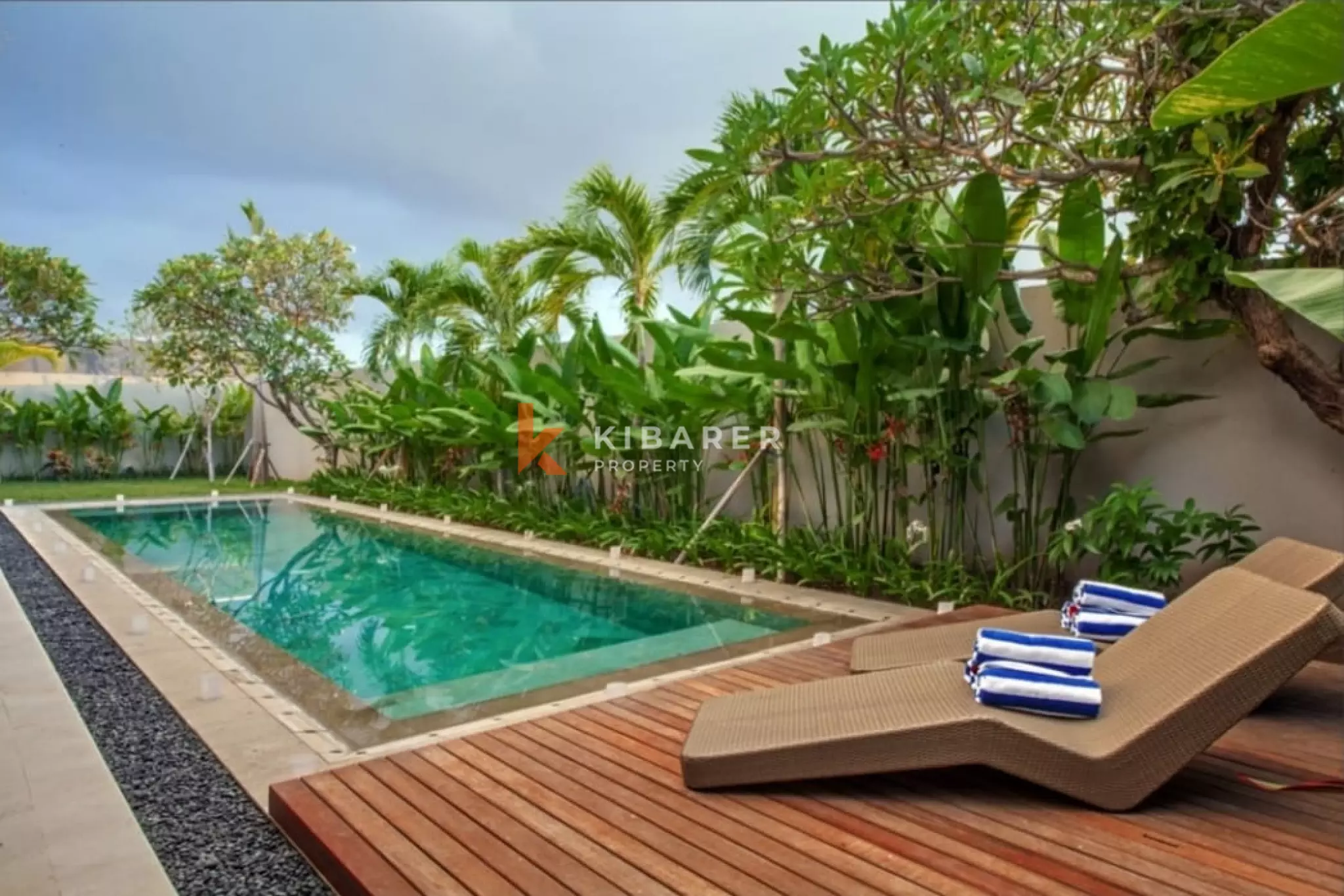 Vila Mewah dengan Empat Kamar Tidur dan Ruang Keluarga Tertutup di Canggu