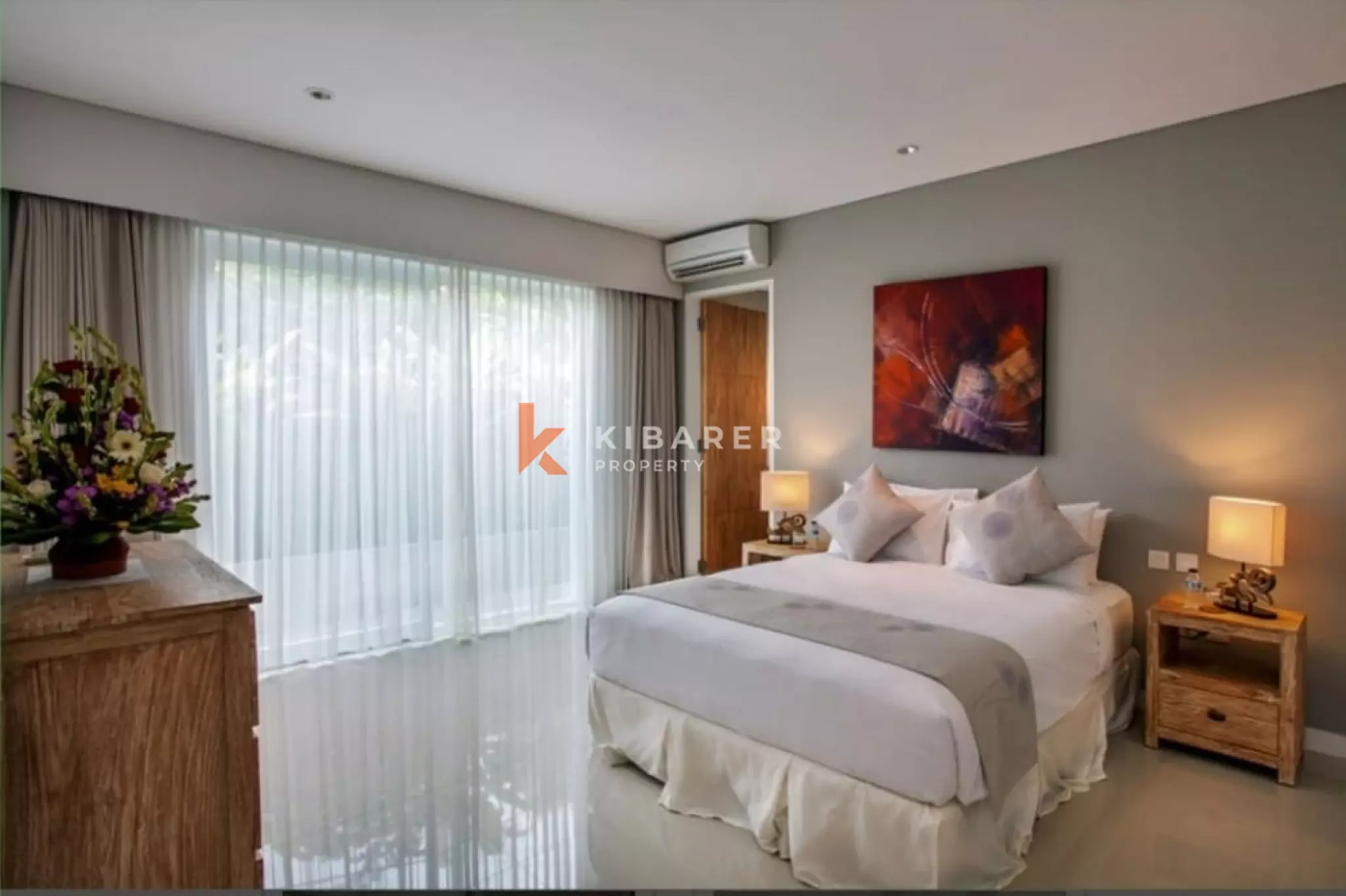 Vila Mewah dengan Empat Kamar Tidur dan Ruang Keluarga Tertutup di Canggu