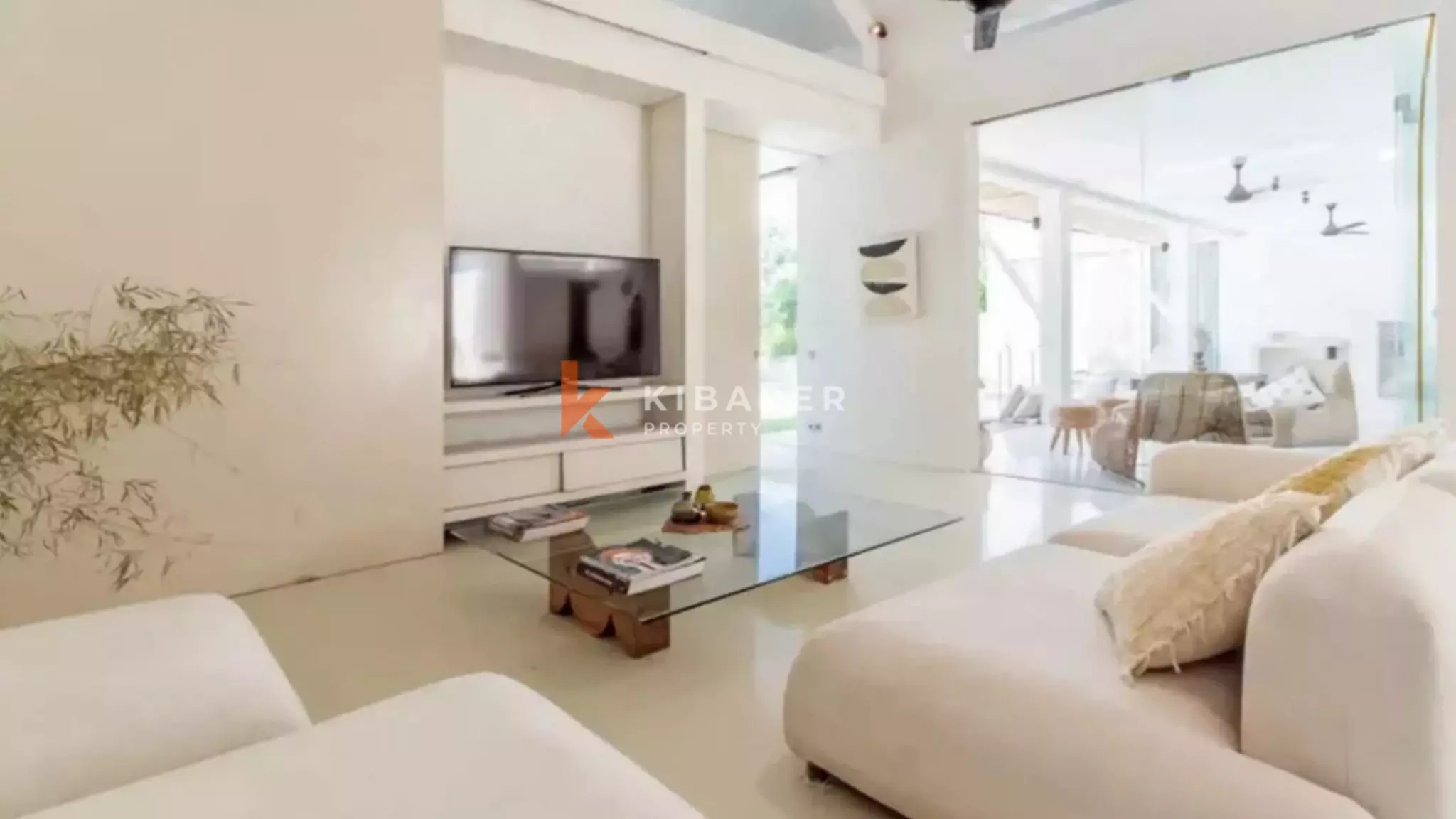 Elegant Three-Bedroom Enclosed Living Villa for Rent Near Pererenan Beach