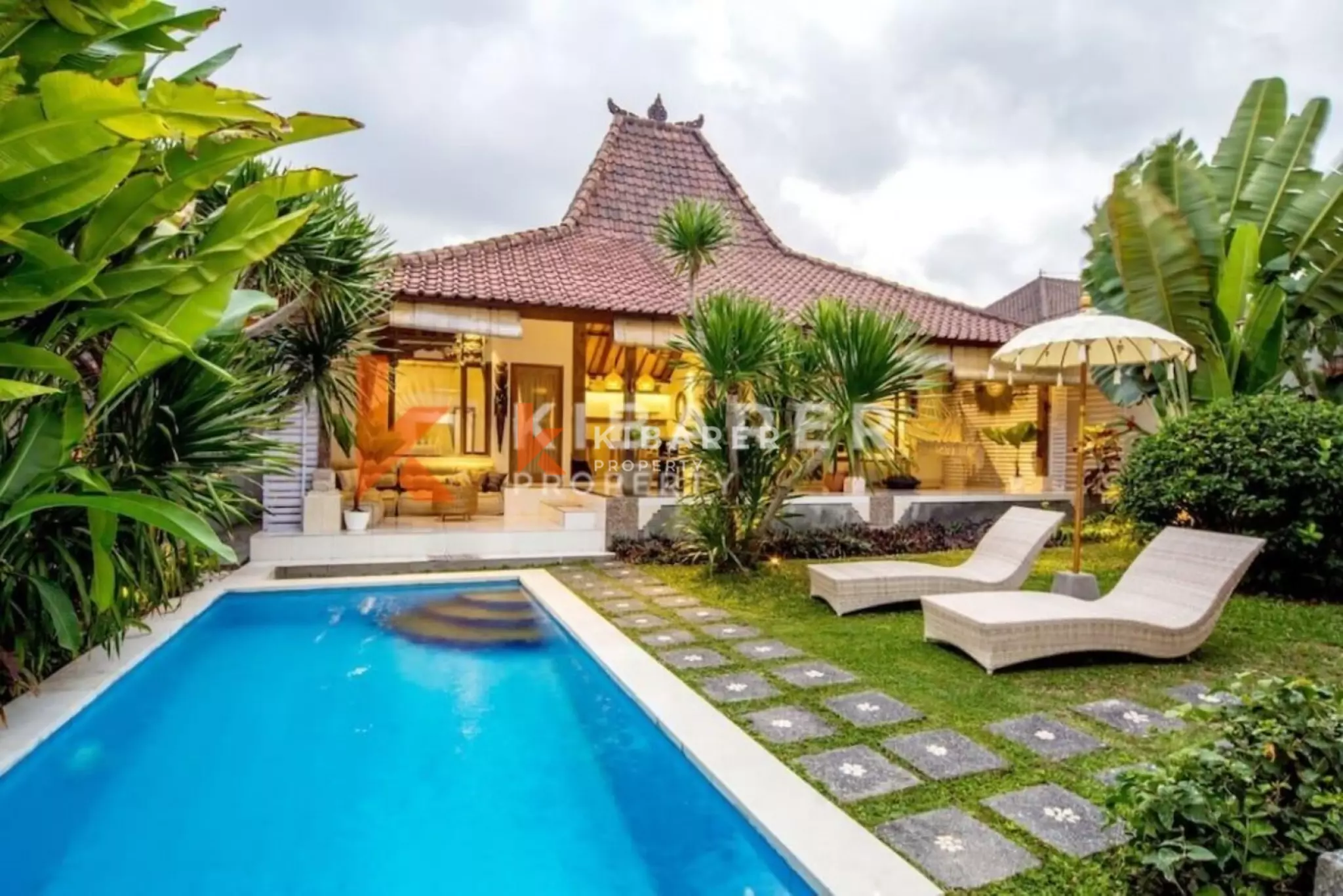 Kerobokan Tropical Joglo - Vila Dua Kamar Tidur dengan Gaya Bohemian Modern dan Interior Terbuka