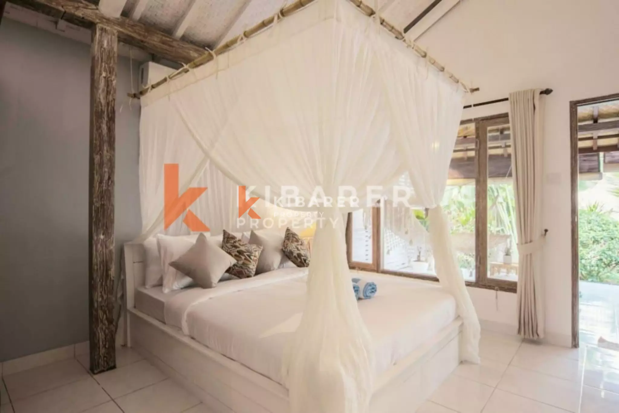 Kerobokan Tropical Joglo - Vila Dua Kamar Tidur dengan Gaya Bohemian Modern dan Interior Terbuka