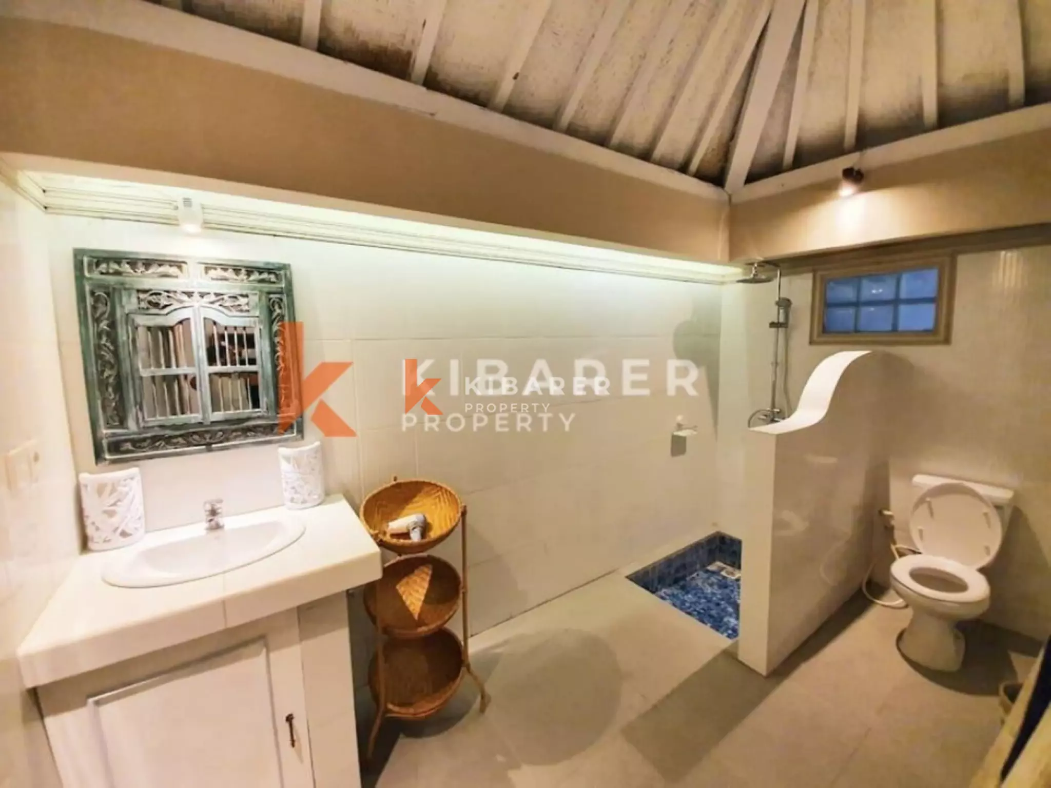 Kerobokan Tropical Joglo - Vila Dua Kamar Tidur dengan Gaya Bohemian Modern dan Interior Terbuka