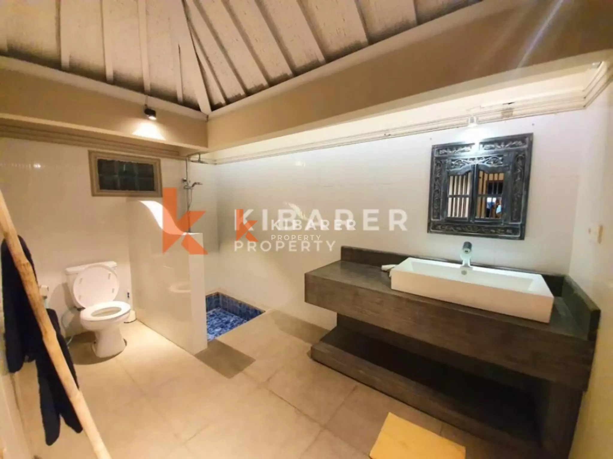 Kerobokan Tropical Joglo - Vila Dua Kamar Tidur dengan Gaya Bohemian Modern dan Interior Terbuka